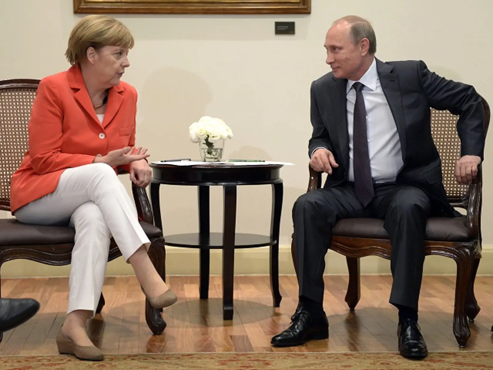 EBE 21 Rio de Janeiro - Na snímke ruský prezident Vladimir Putin (vpravo) a nemecká kancelárka Angela Merkelová (vľavo) sa na krátkom stretnutí v nedeľu 13. júla 2014 v brazílskom Riu de Janeiro pred finále futbalových majstrovstiev sveta zhodli na tom, že situácia na Ukrajine sa zhoršuje a treba zintenzívniť úsilie o nastolenie mieru. FOTO TASR/AP
In this photo taken on Sunday, July  13, 2014 Russian President Vladimir Putin, right, and German Chancellor Angela Merkel talk  before the World Cu