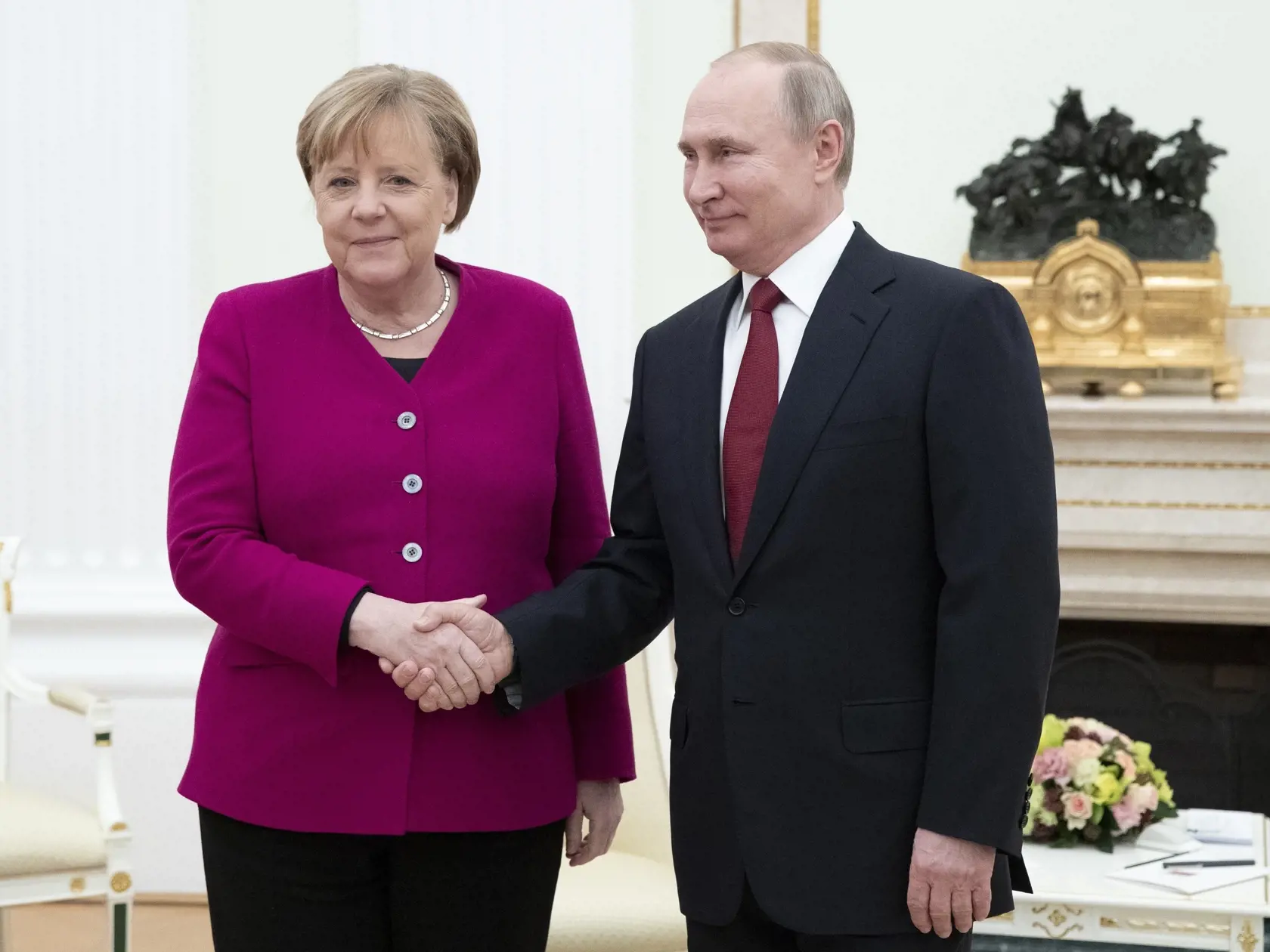 WA 15 Moskva - Nemecká kancelárka Angela Merkelová a ruský prezident Vladimir Putin počas stretnutia v Moskve 11. januára 2020. Merkelová sa stretla s Putinom v súvislosti s narastajúcim napätím na Blízkom východe i v iných oblastiach sveta. FOTO TASR/AP

Russian President Vladimir Putin, right, and German Chancellor Angela Merkel pose for a photo prior to the talks in the Kremlin in Moscow, Russia, Saturday, Jan. 11, 2020. Merkel visits Moscow to discuss current international issues such as the