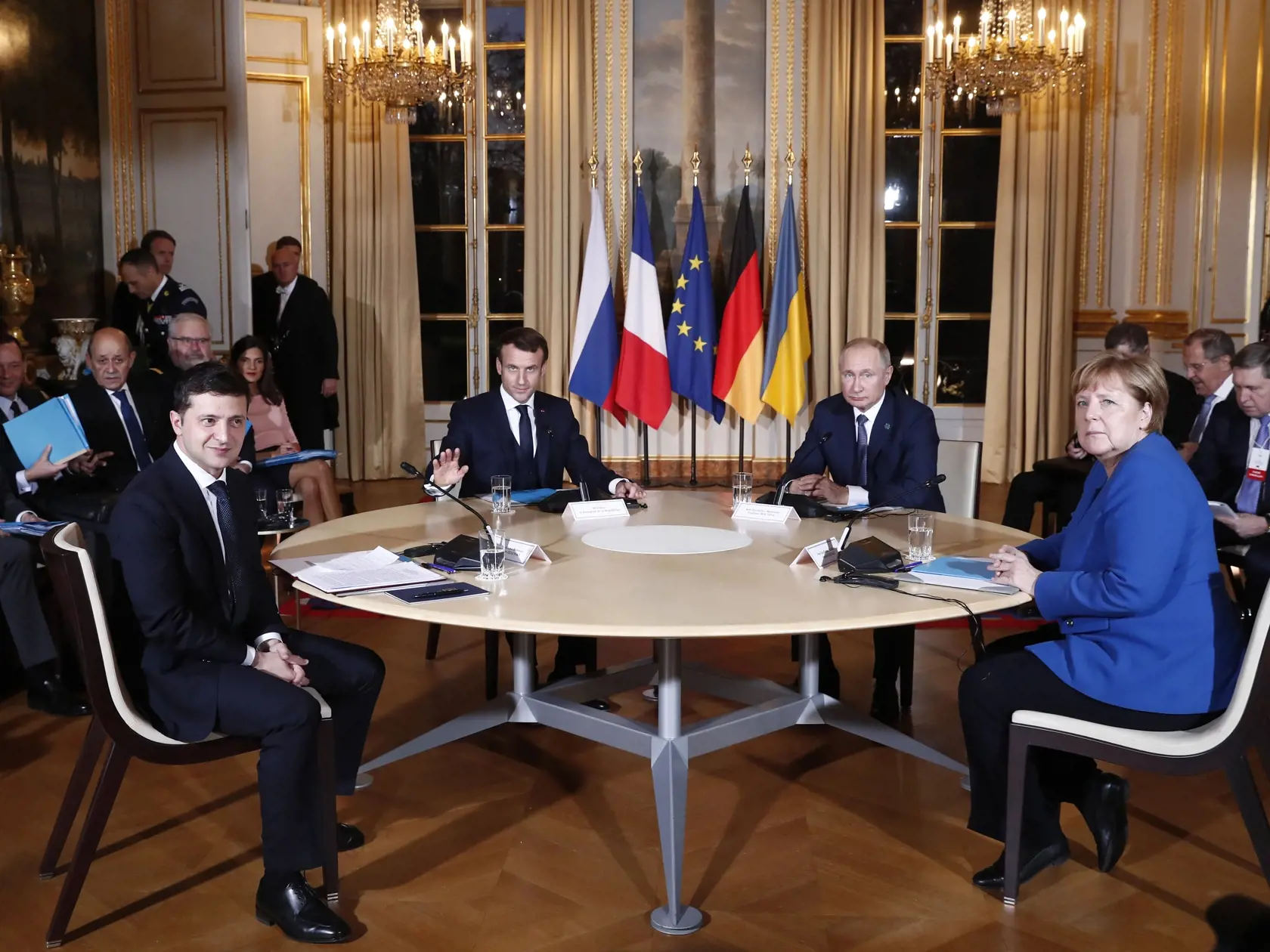 KK41 Paríž - Francúzsky prezident Emmanuel Macron (uprostred vľavo), ruský prezident Vladimir Putin (uprostred vpravo), ukrajinský prezident Volodymyr Zelenskyj (vľavo) a nemecká kancelárka Angela Merkelová počas pracovného zasadnutia 9. decembra 2019 v Elyzejskom paláci v Paríži. Situáciou na východe Ukrajiny v pondelok zaoberal summit lídrov normandskej štvorky (Ukrajina, Rusko, Nemecko, Francúzsko), ktorý hostil francúzsky prezident Emmanuel Macron. FOTO TASR/AP
Russian President Vladimir Put