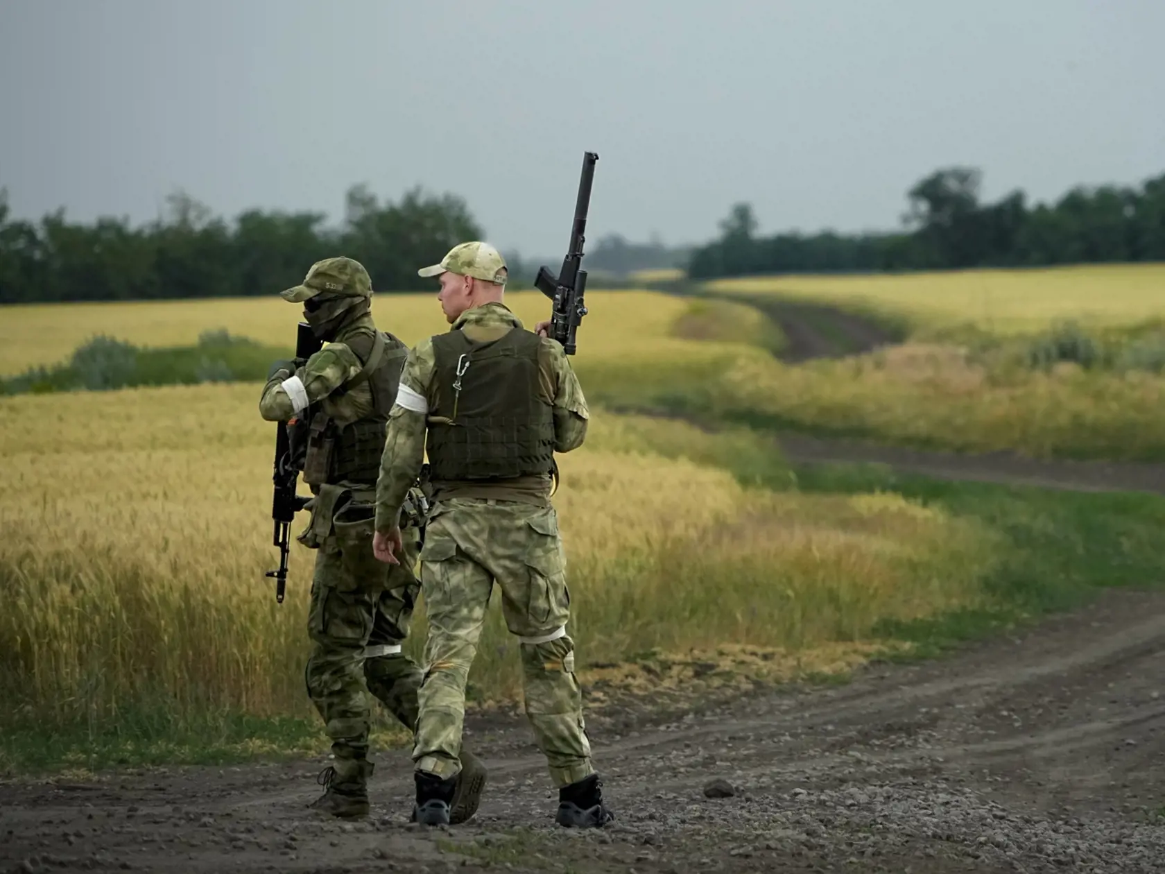 WA 25 Záporožská oblasť - Ruskí vojaci strážia územie vedľa poľa so pšenicou v Záporožskej oblasti na juhu Ukrajiny počas 111. dňa ruskej invázie na Ukrajinu v utorok 14. júna 2022. Záporožská oblasť je pod kontrolou ruskej armády od prvých dní vojny na Ukrajine. Fotografia vznikla počas cesty, ktorú organizovalo ruské ministerstvo obrany. FOTO TASR/AP 

Russian soldiers guard an area next to a field of wheat as foreign journalists work in the Zaporizhzhia region in an area under Russian militar