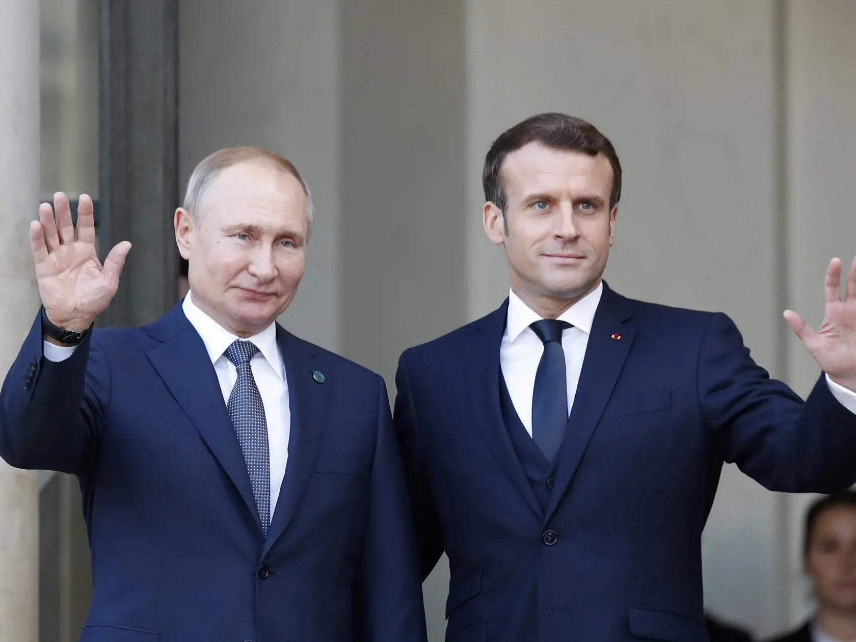 KK7 Paríž - Francúzsky prezident Emmnuel Macron (vpravo) a ruský prezident Vladimir Putin mávajú 9. decembra 2019 v Elyzejskom paláci v Paríži. Situáciou na východe Ukrajiny sa bude v pondelok zaoberať summit lídrov normandskej štvorky (Ukrajina, Rusko, Nemecko, Francúzsko), ktorý hostí francúzsky prezident Emmanuel Macron. FOTO TASR/AP
French President Emmanuel Macron, right, and Russian President Vladimir Putin wave at the Elysee Palace Monday, Dec. 9, 2019 in Paris. A long-awaited summit in P