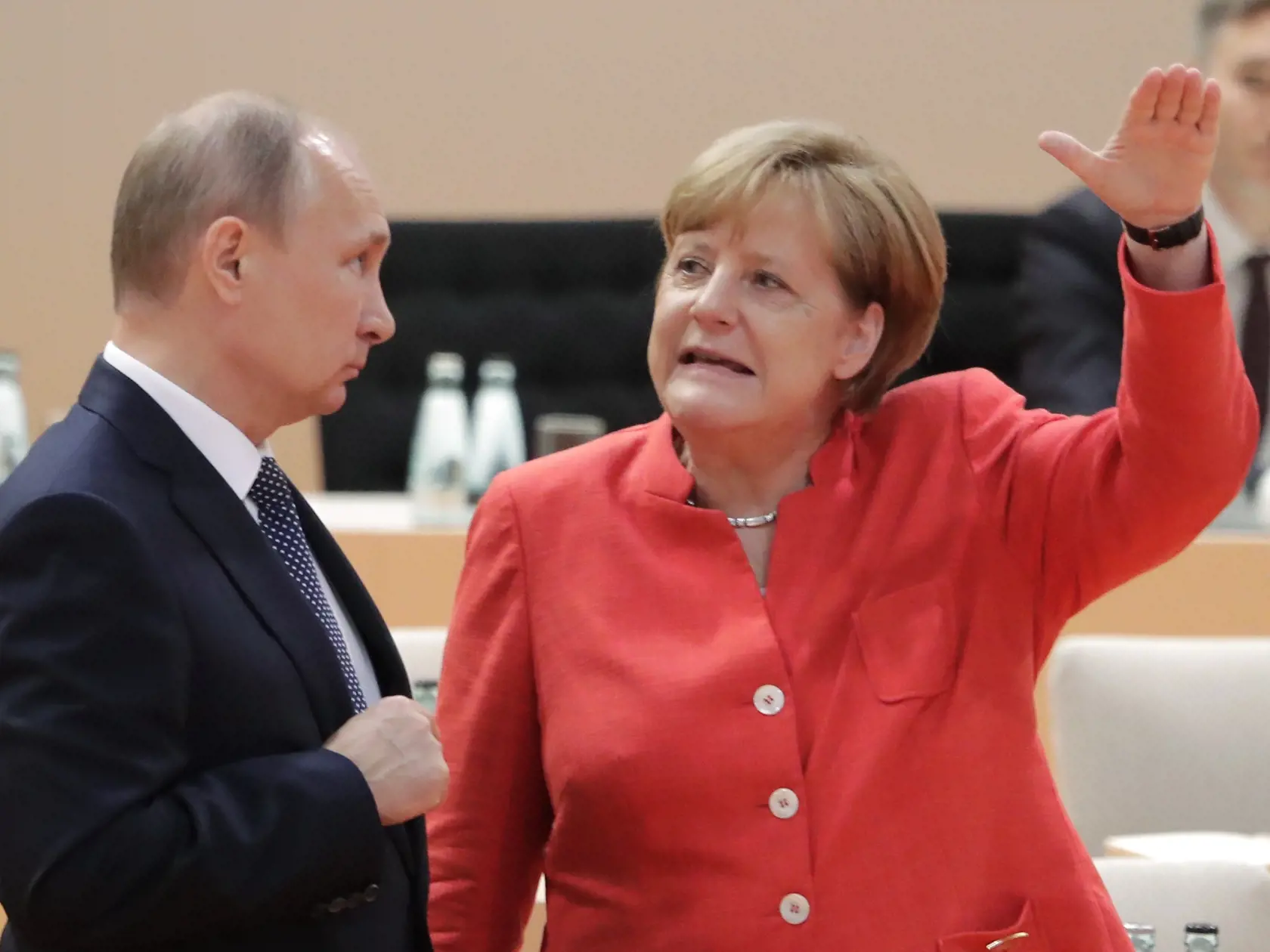 EBE 37 Hamburg - Na snímke zľava ruský prezident Vladimir Putin a nemecká kancelárka Angela Merkelová počas prvého dňa summitu predstaviteľov krajín skupiny G20 v nemeckom Hamburgu 7. júla 2017. FOTO TASR/AP
Russian President Vladimir Putin, left, talks with German Chancellor Angela Merkel prior to the first working session on the first day of the G-20 summit in Hamburg, northern Germany, Friday, July 7, 2017. The leaders of the group of 20 meet July 7 and 8. (AP Photo/Markus Schreiber)