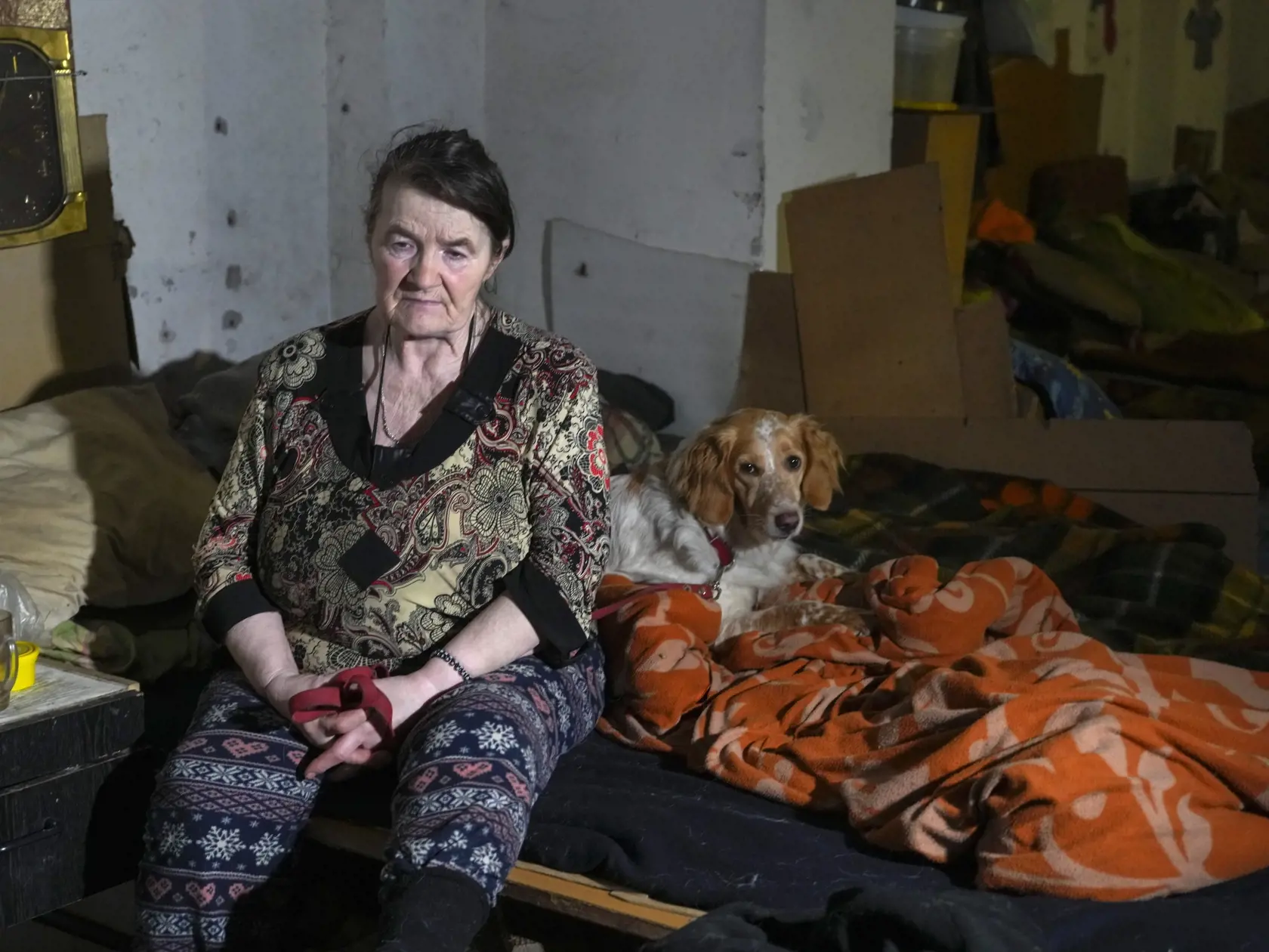 KK44 Lysyčansk - Žena sa ukrýva v pivnici domu pred ruským ostreľovaním v meste Lysyčansk v Luhanskej oblasti počas 113. dňa ruskej invázie na Ukrajinu vo štvrtok 16. júna 2022. FOTO TASR/AP
A man reads a book as he hides from Russian shelling in a house basement in Lysychansk, Luhansk region, Ukraine, Thursday, June 16, 2022. (AP Photo/Efrem Lukatsky)