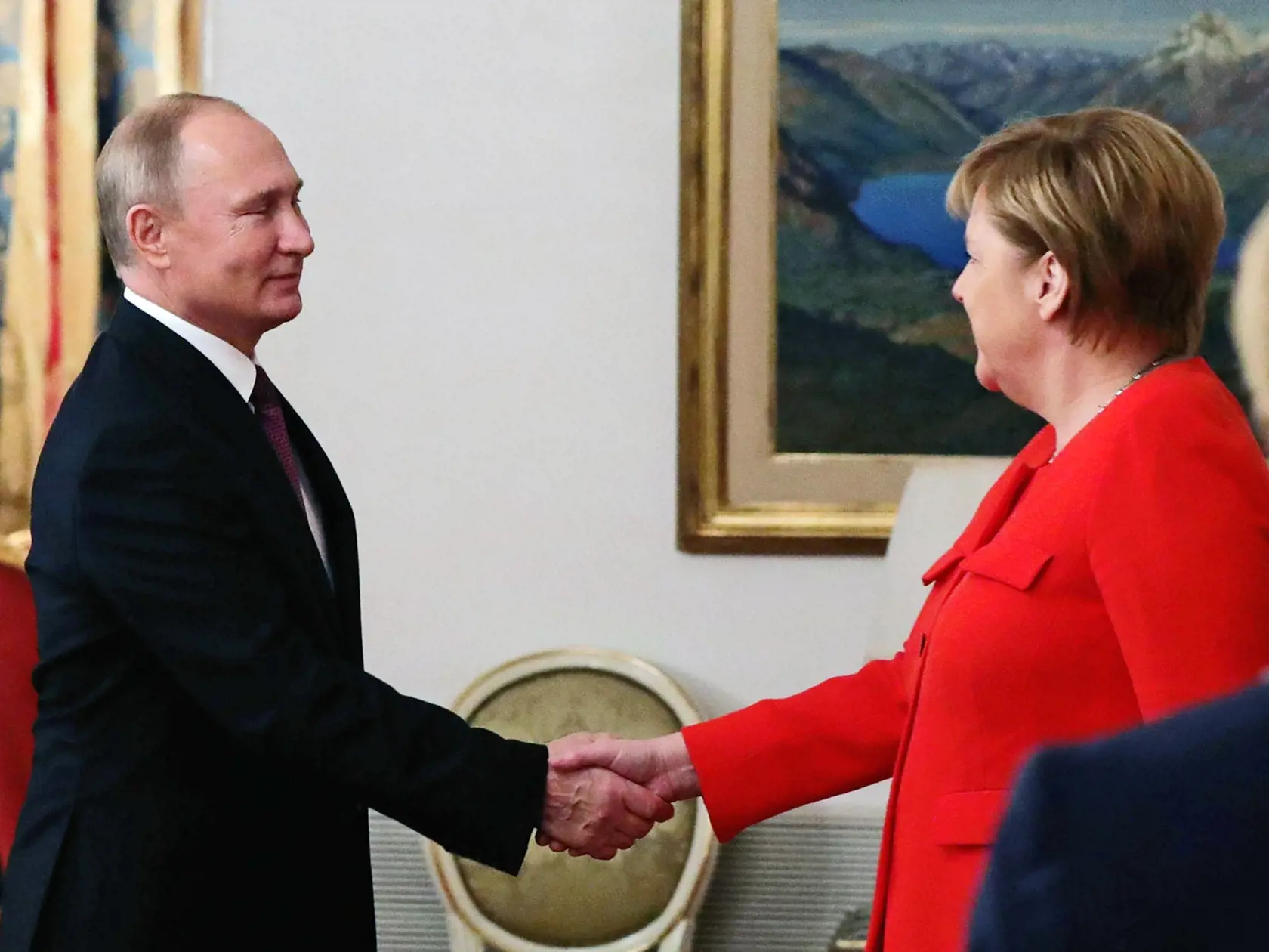 JB 47 Buenos Aires - Ruský prezident Vladimir Putin (vľavo) si podáva ruku s nemeckou kancelárkou Angelou Merkelovou počas ich  stretnutia na summite skupiny G20, združujúcej hospodársky najsilnejšie krajiny sveta a EÚ, v Buenos Aires 1. decembra 2018. FOTO TASR/AP

Russian President Vladimir Putin, left, greets German Chancellor Angela Merkel during their meeting at the G20 summit in Buenos Aires, Argentina, Saturday, Dec. 1, 2018. (Mikhail Klimentyev, Sputnik, Kremlin Pool Photo via AP)