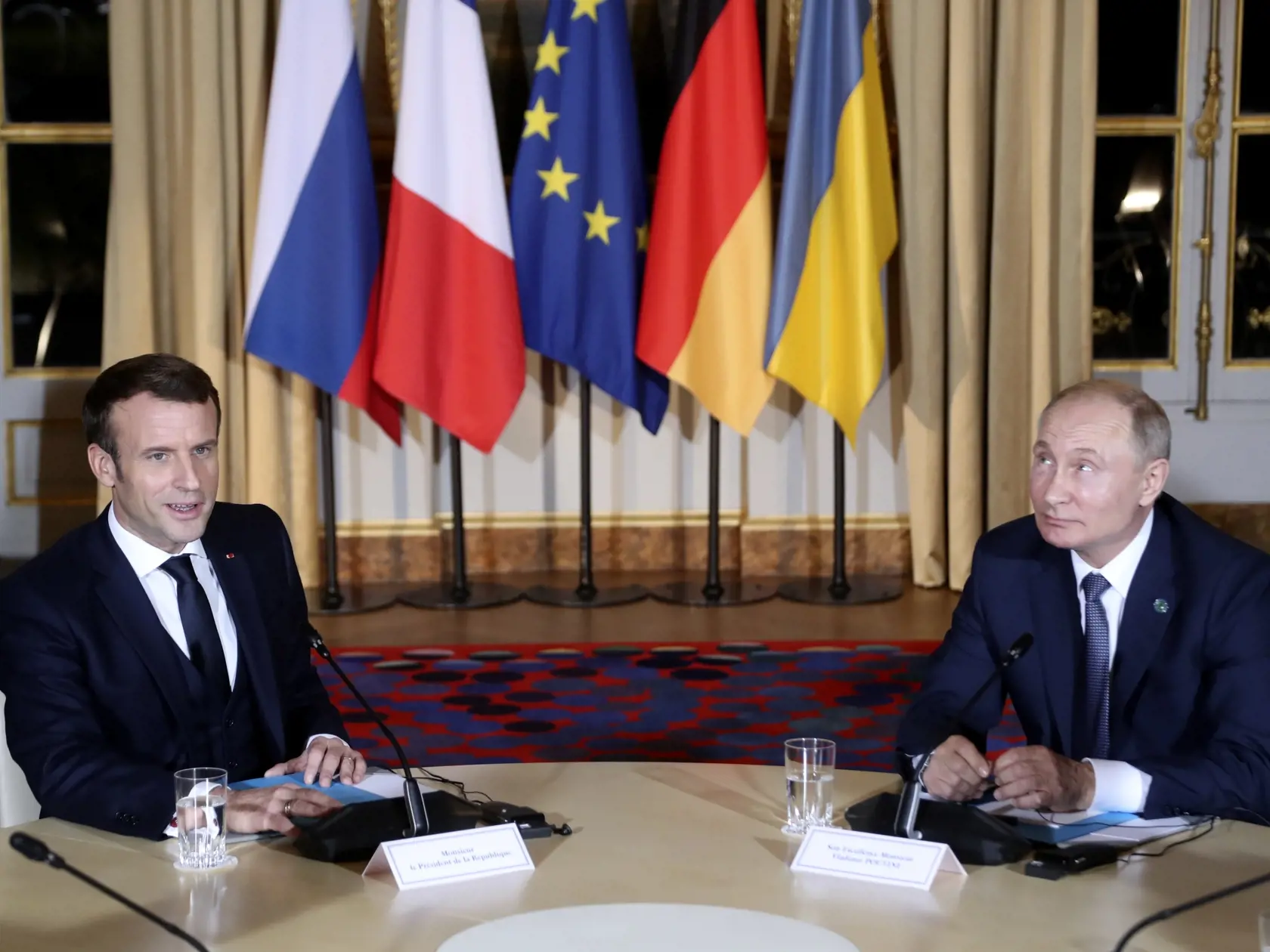 KK30 Paríž - Francúzsky prezident Emmanuel Macron (vľavo) a ruský prezident Vladimir Putin (vpravo) počas pracovného zasadnutia s nemeckou kancelárkou Angelovou Merkelovou a ukrajinským prezidentom Volodymyrom Zelenským 9. decembra 2019 v Elyzejskom paláci v Paríži. Situáciou na východe Ukrajiny sa bude v pondelok zaoberá summit lídrov normandskej štvorky (Ukrajina, Rusko, Nemecko, Francúzsko), ktorý hostí francúzsky prezident Emmanuel Macron. FOTO TASR/AP
French President Emmanuel Macron, secon