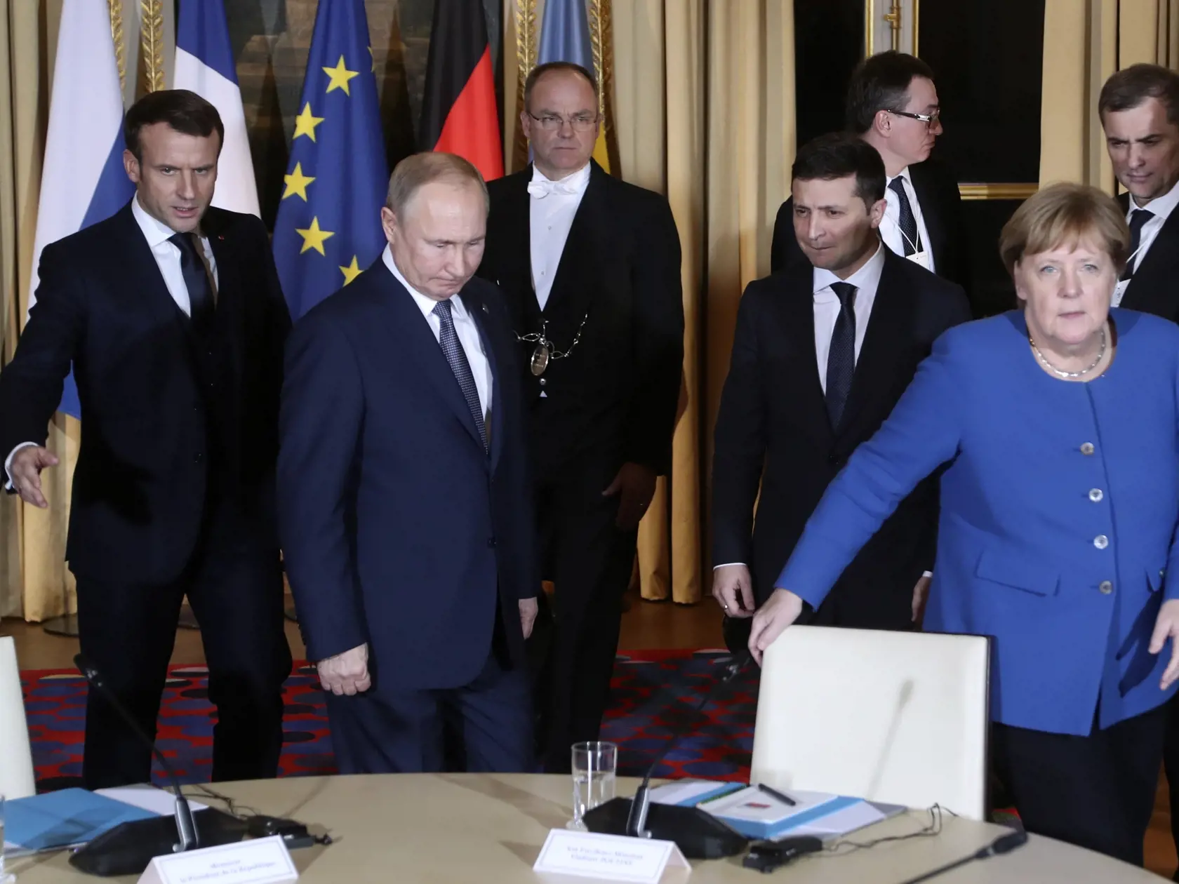 KK29 Paríž - Francúzsky prezident Emmanuel Macron (vľavo), ruský prezident Vladimir Putin (druhý vľavo), ukrajinský prezident Volodymyr Zelenskyj a nemecká kancelárka Angela Merkelová prichádzajú na pracovné zasadnutie 9. decembra 2019 v Elyzejskom paláci v Paríži. Situáciou na východe Ukrajiny sa bude v pondelok zaoberá summit lídrov normandskej štvorky (Ukrajina, Rusko, Nemecko, Francúzsko), ktorý hostí francúzsky prezident Emmanuel Macron. FOTO TASR/AP
French President Emmanuel Macron, second