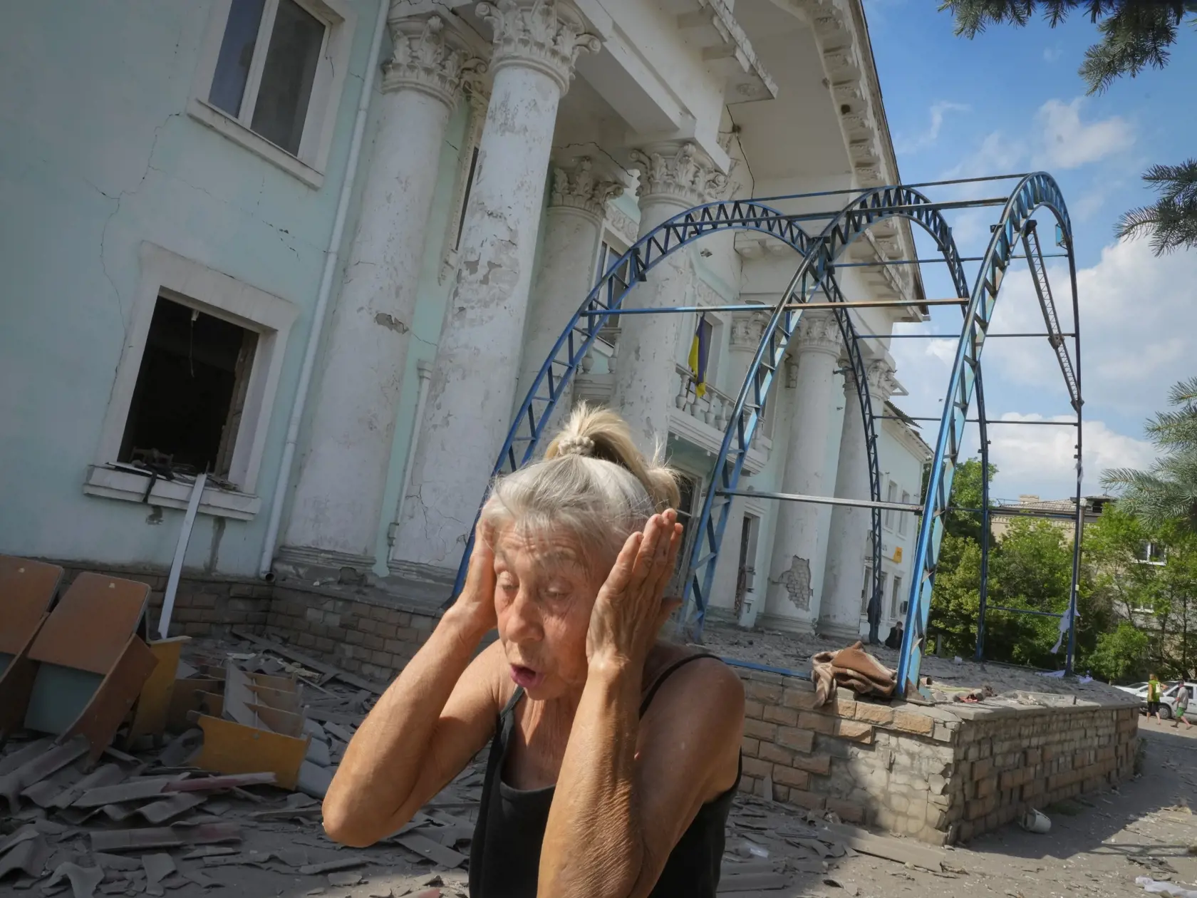 KK40 Lysyčansk - Žena reaguje po ruskom nálete v meste Lysyčansk v Luhanskej oblasti počas 113. dňa ruskej invázie na Ukrajinu vo štvrtok 16. júna 2022. FOTO TASR/AP
A woman reacts after a Russian air raid in Lysychansk, Luhansk region, Ukraine, Thursday, June 16, 2022. (AP Photo/Efrem Lukatsky)