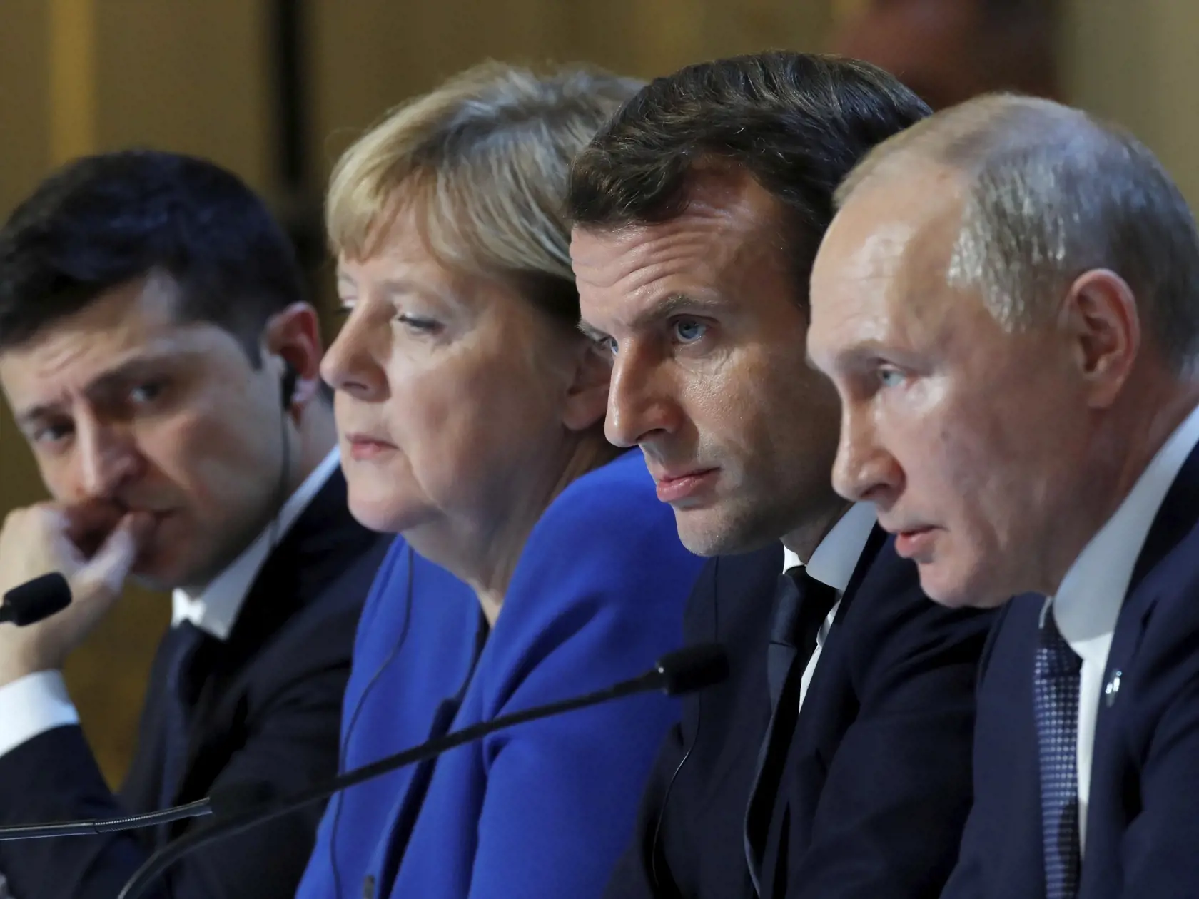 KK4 Paríž - Zľava ukrajinský prezident Volodymyr Zelenskyj, nemecká kancelárka Angela Merkelová, francúzsky prezident Emmanuel Macron  a ruský prezident Vladimir Putin počas tlačovej konferencie 9. decembra 2019 v Elyzejskom paláci v Paríži. Situáciou na východe Ukrajiny v pondelok zaoberal summit lídrov normandskej štvorky (Ukrajina, Rusko, Nemecko, Francúzsko), ktorý hostil francúzsky prezident Emmanuel Macron. FOTO TASR/AP
Ukraine's President Volodymyr Zelenskiy, left, German Chancellor Angel