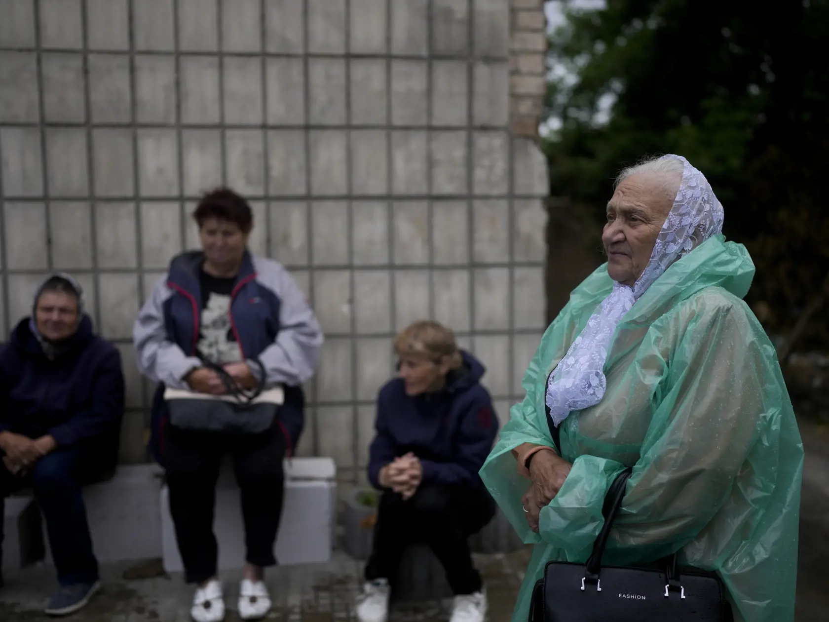 WA 46 Makariv - Žena čaká v rade na sociálnu pomoc v Makarive v Kyjevskej oblasti počas 111. dňa ruskej invázie na Ukrajinu v utorok 14. júna 2022. FOTO TASR/AP

  
A woman waits in line for social help in Makariv, on the outskirts of Kyiv, Ukraine, Tuesday, June 14, 2022. (AP Photo/Natacha Pisarenko)