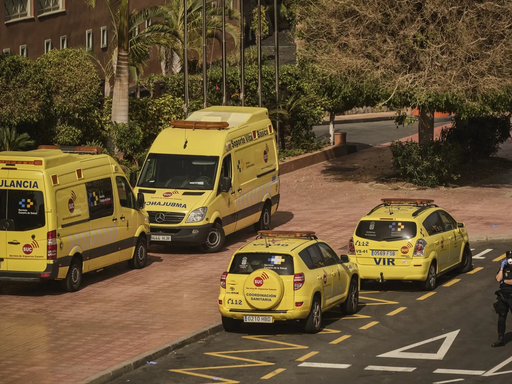 Na snímke sú sanitky zaparkované pred hotelom H10 Costa Adeje Palace v meste La Caleta, na španielskom ostrove Tenerife 26. februára 2020.
