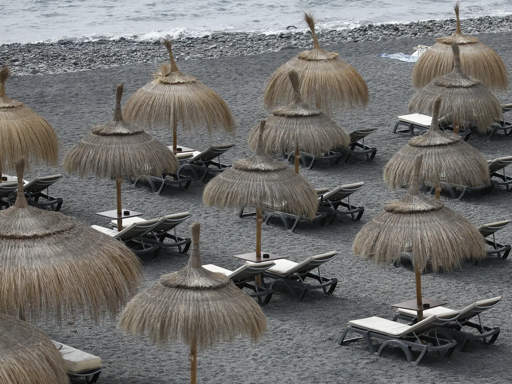 Prázdna pláž Caleta, ktorá sa nachádza v blízkosti Hotela H10 Costa Adeje Palace v letovisku Adeje na juhozápade španielskeho ostrova Tenerife v piatok 28. februára 2020.