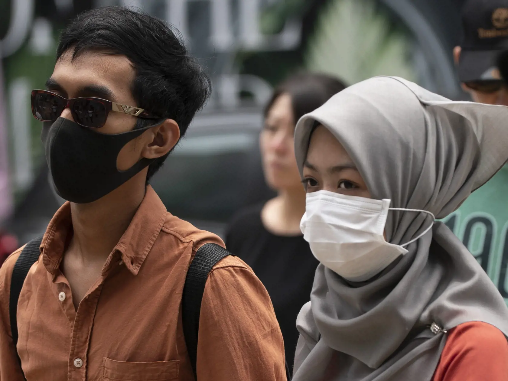 Chodci s ochrannými rúškami kráčajú po ulici v Kuala Lumpur, v Malajzii, 5. marca 2020.