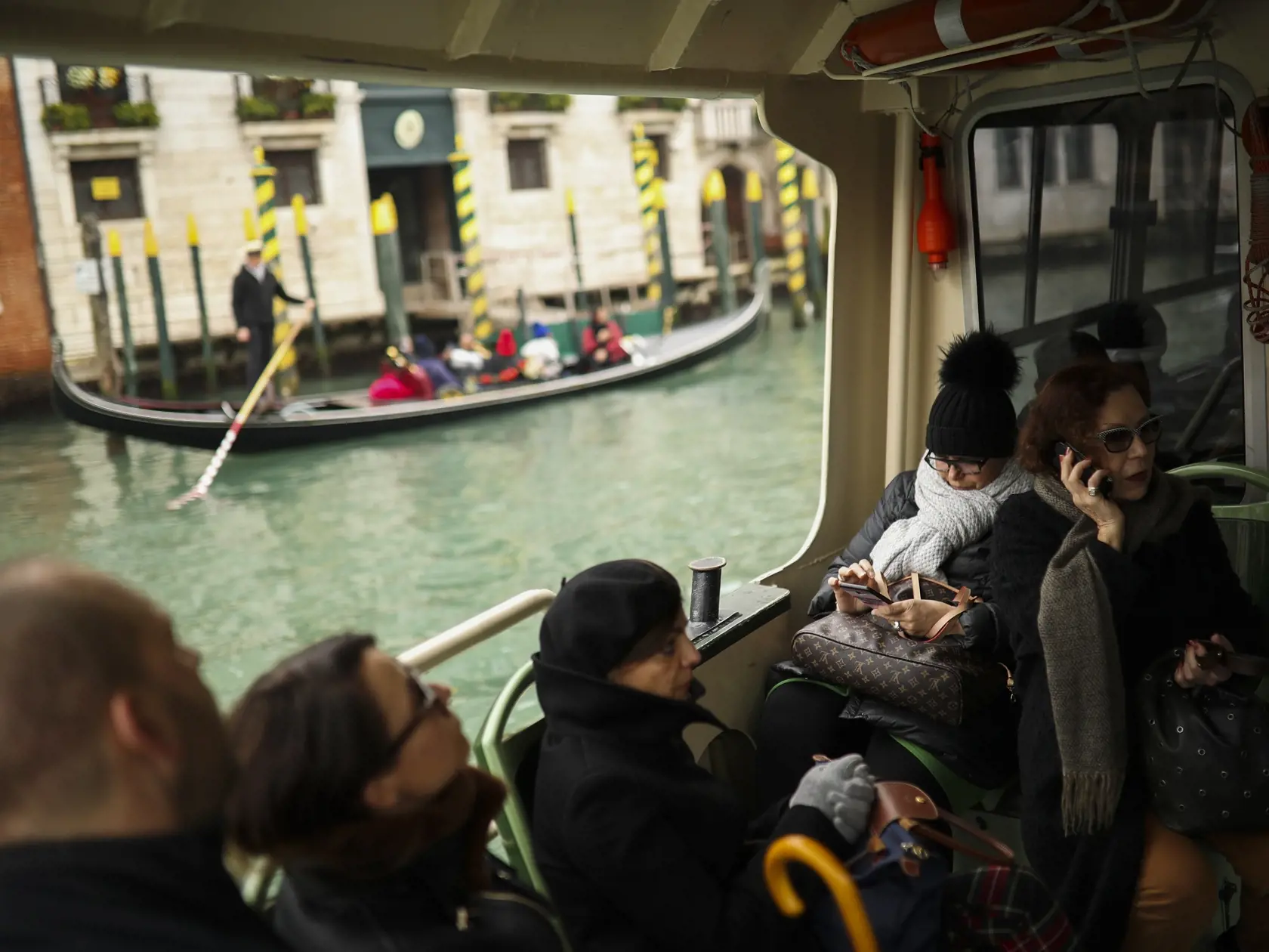 Dochádzajúci za prácou a turisti cestujú autobusovou loďou v Benátkach 2. marca 2020.