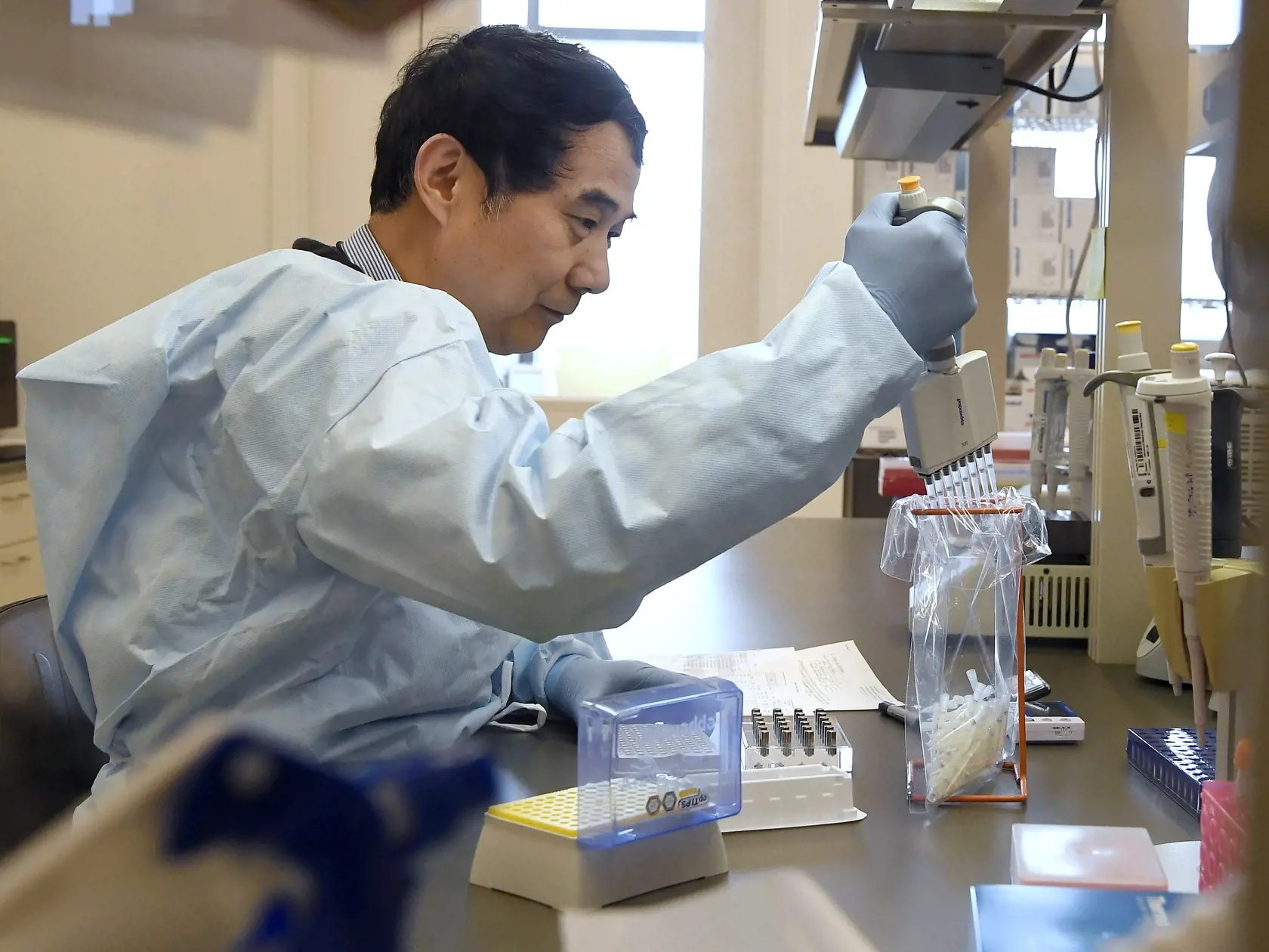 Mikrobiológ Siou-ken Čang vykonáva test polymerázovej reťazovej reakcie (PCR) v Štátnom laboratóriu verejného zdravia
