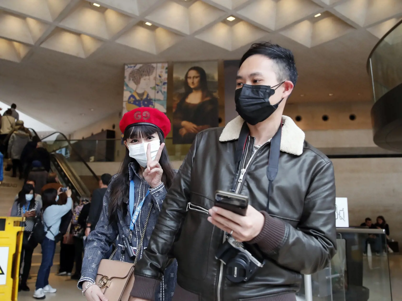 Turisti s ochrannými rúškami v múzeu Louvre v Paríži 5. marca 2020.