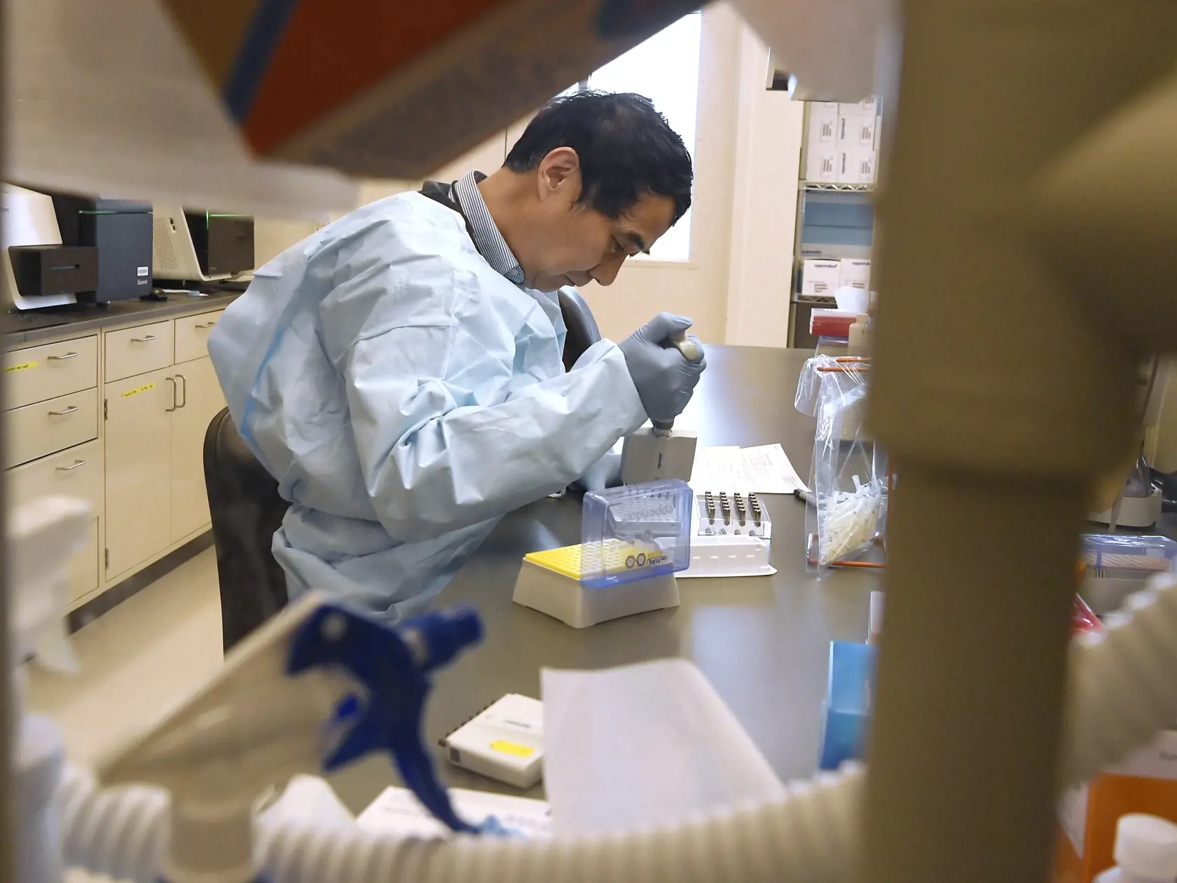 Mikrobiológ Siou-ken Čang vykonáva test polymerázovej reťazovej reakcie (PCR) v Štátnom laboratóriu verejného zdravia