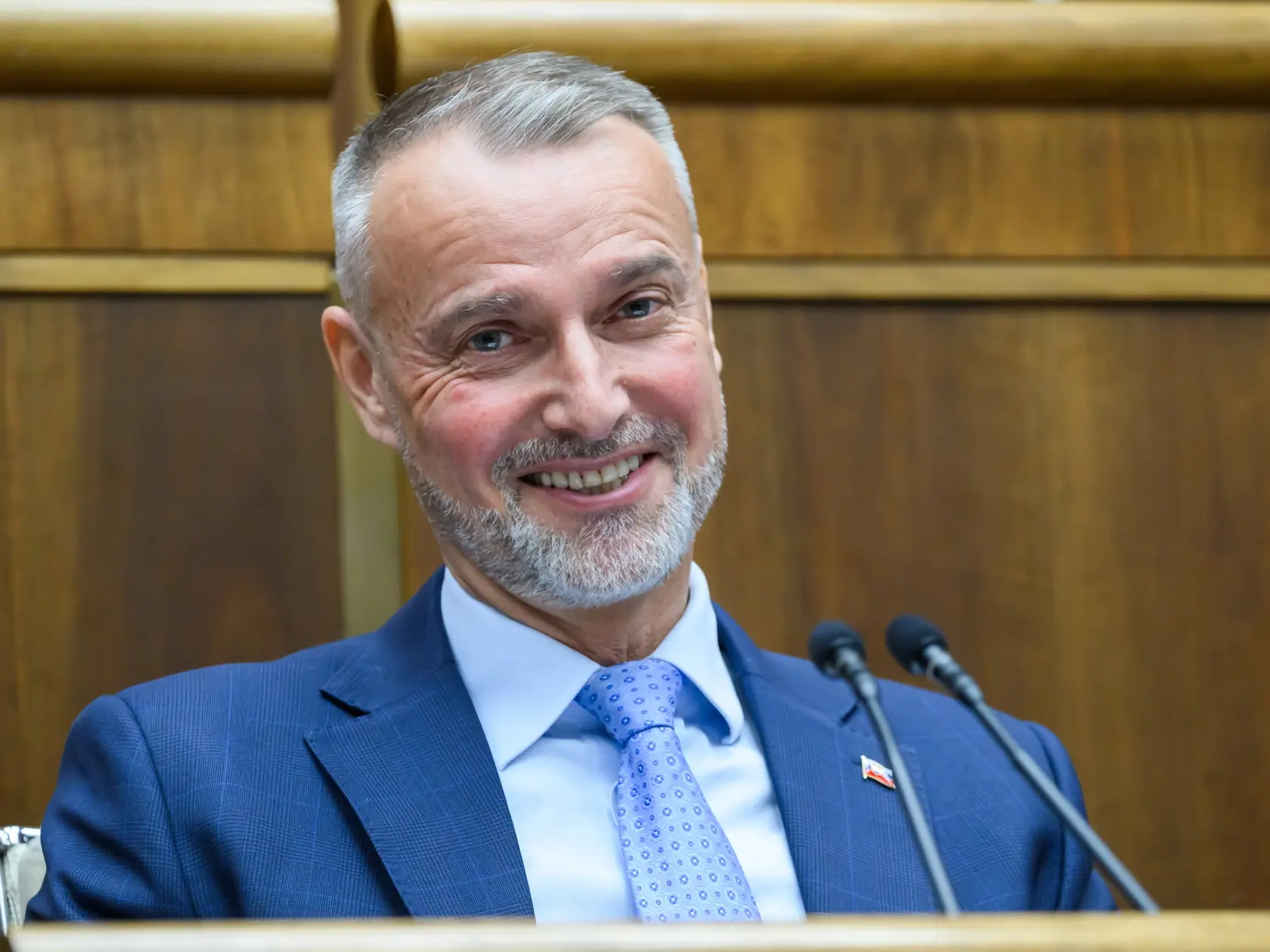 Parlament presunul na ďalšiu riadnu schôdzu opozičný návrh na vyslovenie nedôvery vláde, ako aj návrhy na odvolanie ministrov. Takisto poslanci odobrili, aby Národná rada (NR) SR rokovala počas aktuálnej schôdze aj v pondelok (14. 4.), hoci pondelky zvyčajne nie sú rokovacím dňom. Rozhodli o tom vo štvrtkovom hlasovaní.