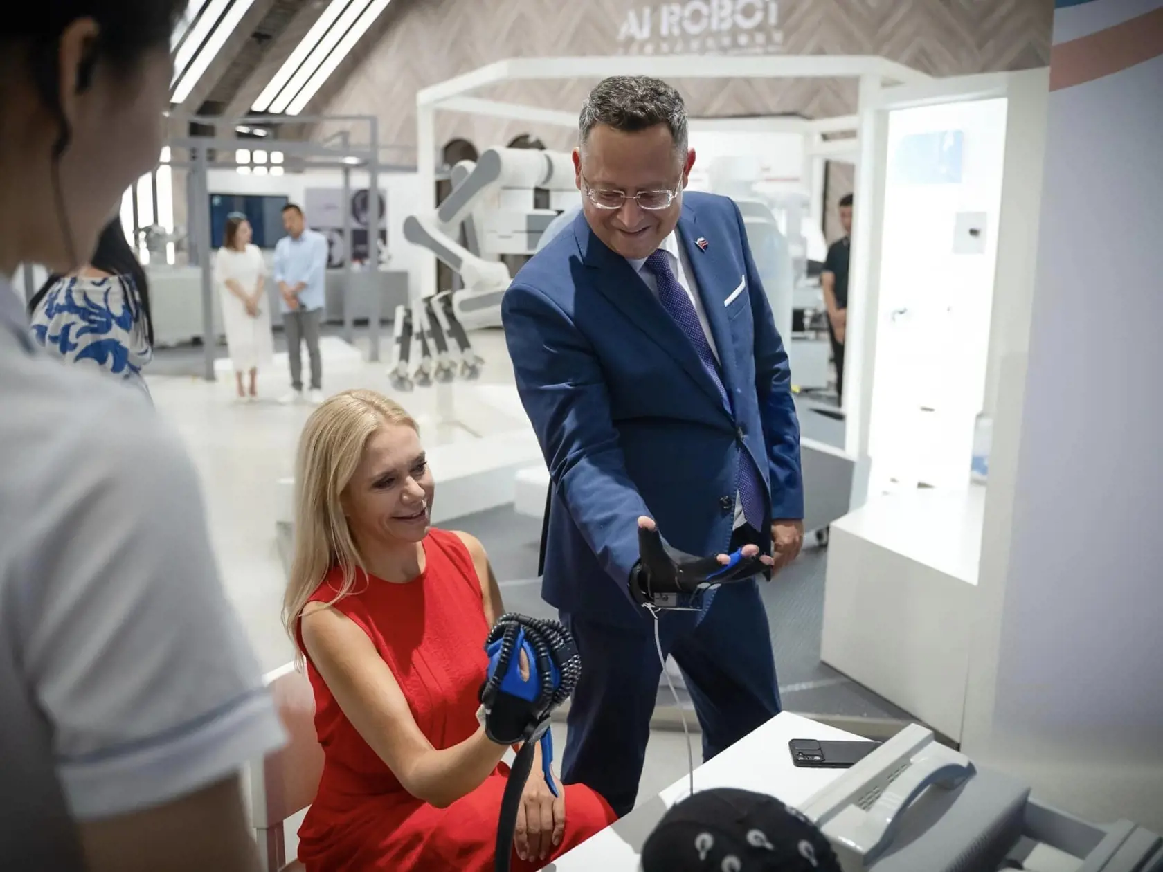 Minister financií Ladislav Kamenický (Smer) a ministetka hospodárstva Denisa Saková (Hlas)v Číne testujú robotické ruky.