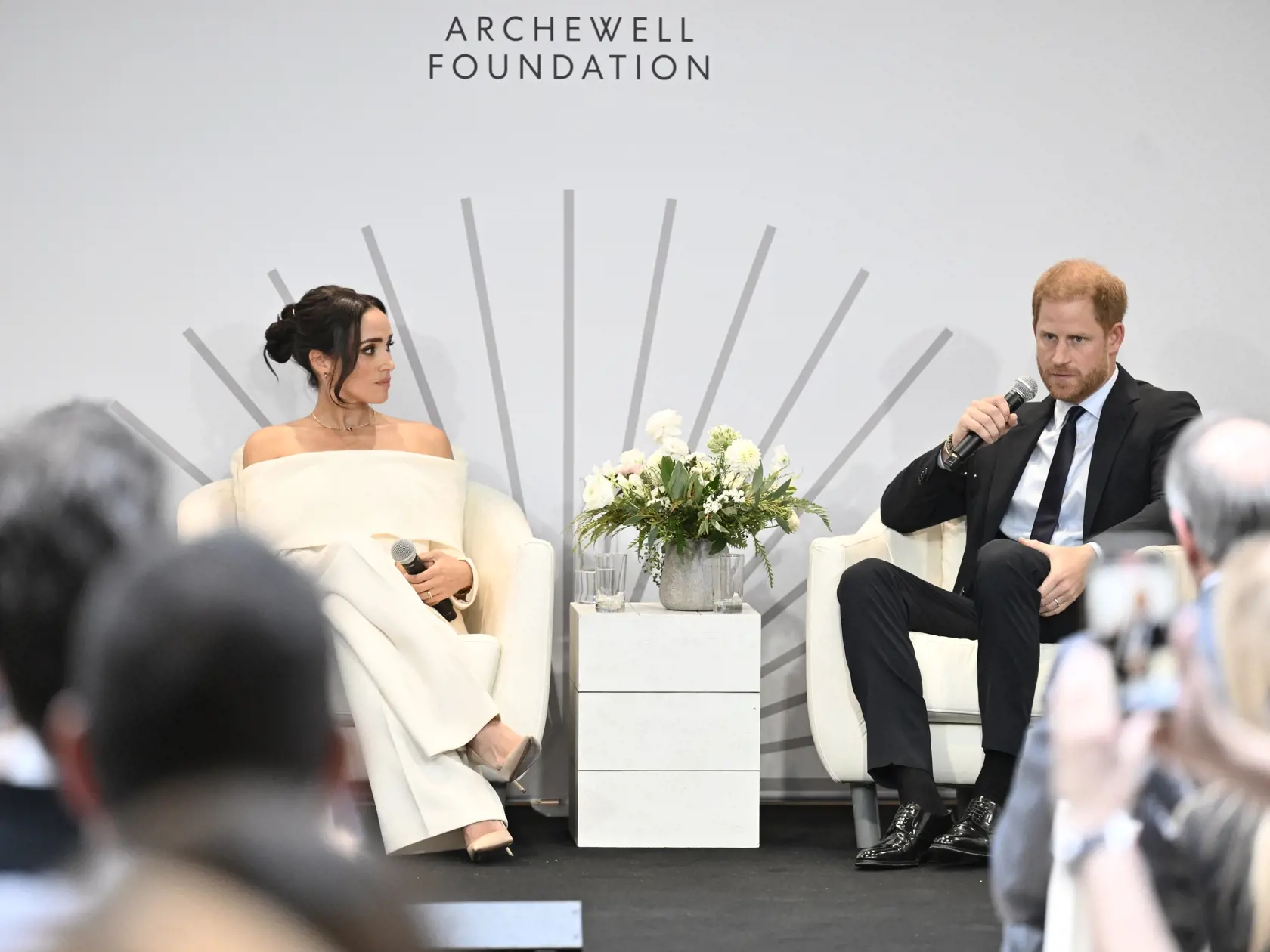 Idylickú reklamu na American Riviera Orchard v nádhernom dome a Meghan v kuchyni variacu dobroty čoskoro vystriedala poriadne ostrá kritika. Verejnosť sa začala obúvať predovšetkým do jej džemov. "Jedinou muchou je Meghanina nová internetová značka American Riviera Orchard. Meghan sa rozplakala, keď bola značka uvedená na trh a jej nový džem bol extrémne vysmiaty za to, že je vraj drahý a nie je ničím výnimočný," prezradil kráľovský expert a autor Tom Quinn.