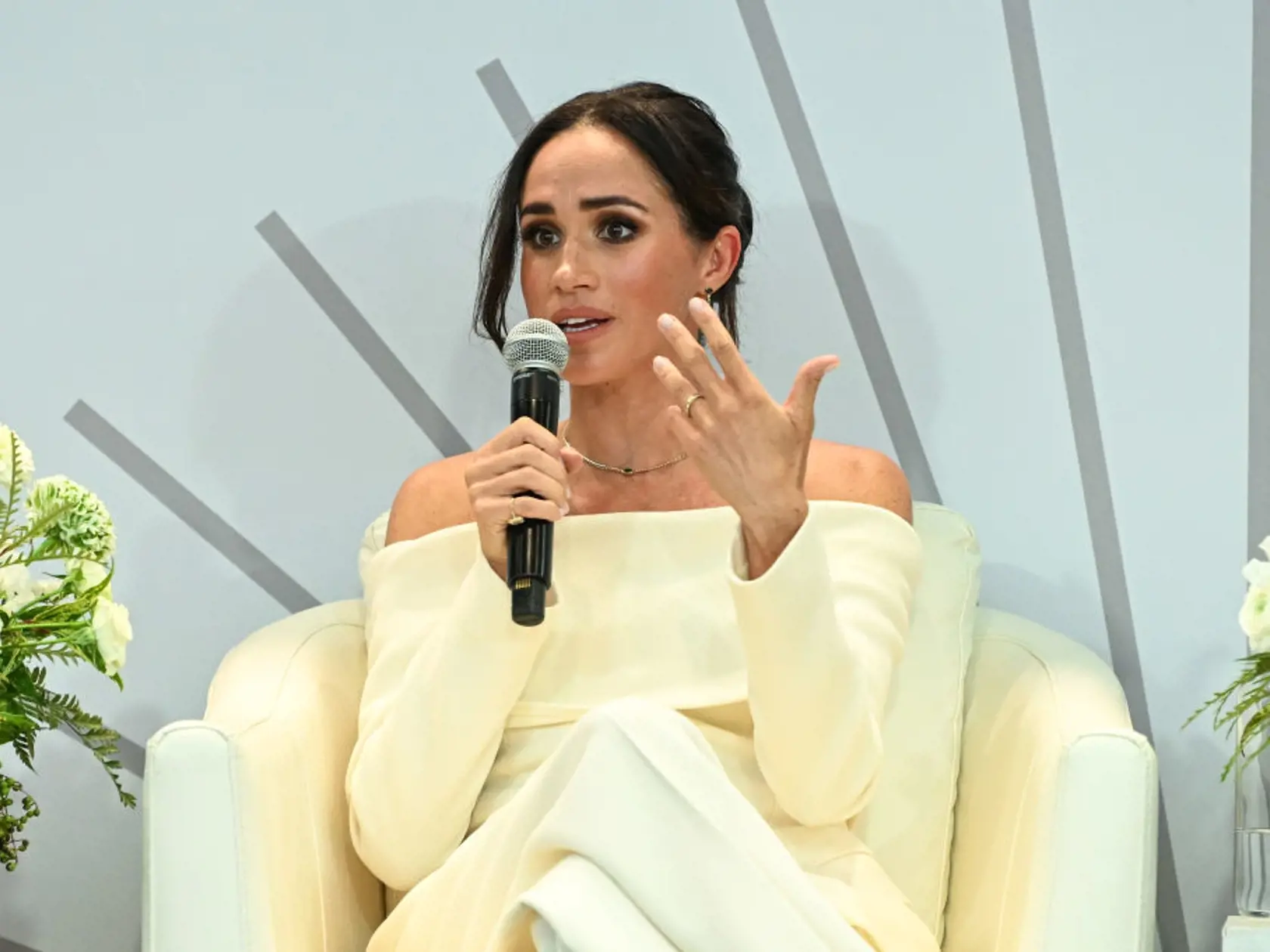 Idylickú reklamu na American Riviera Orchard v nádhernom dome a Meghan v kuchyni variacu dobroty čoskoro vystriedala poriadne ostrá kritika. Verejnosť sa začala obúvať predovšetkým do jej džemov. "Jedinou muchou je Meghanina nová internetová značka American Riviera Orchard. Meghan sa rozplakala, keď bola značka uvedená na trh a jej nový džem bol extrémne vysmiaty za to, že je vraj drahý a nie je ničím výnimočný," prezradil kráľovský expert a autor Tom Quinn.