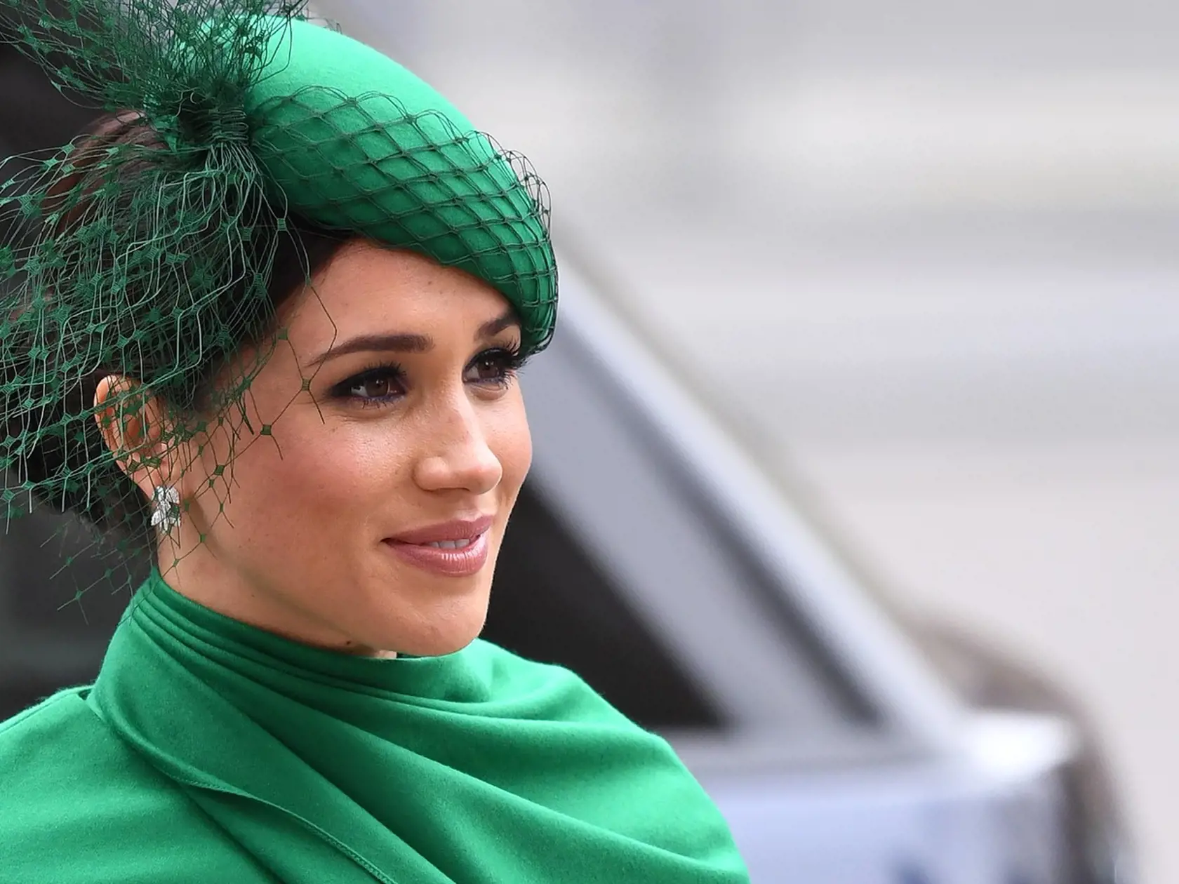 Idylickú reklamu na American Riviera Orchard v nádhernom dome a Meghan v kuchyni variacu dobroty čoskoro vystriedala poriadne ostrá kritika. Verejnosť sa začala obúvať predovšetkým do jej džemov. "Jedinou muchou je Meghanina nová internetová značka American Riviera Orchard. Meghan sa rozplakala, keď bola značka uvedená na trh a jej nový džem bol extrémne vysmiaty za to, že je vraj drahý a nie je ničím výnimočný," prezradil kráľovský expert a autor Tom Quinn.
