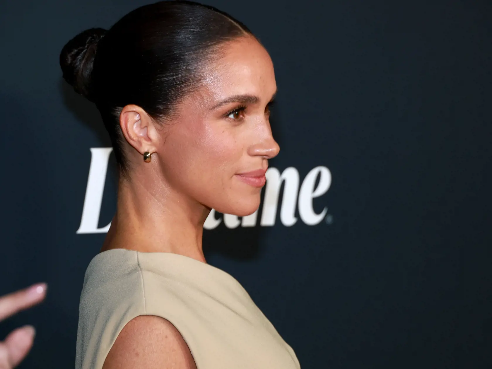 Idylickú reklamu na American Riviera Orchard v nádhernom dome a Meghan v kuchyni variacu dobroty čoskoro vystriedala poriadne ostrá kritika. Verejnosť sa začala obúvať predovšetkým do jej džemov. "Jedinou muchou je Meghanina nová internetová značka American Riviera Orchard. Meghan sa rozplakala, keď bola značka uvedená na trh a jej nový džem bol extrémne vysmiaty za to, že je vraj drahý a nie je ničím výnimočný," prezradil kráľovský expert a autor Tom Quinn.