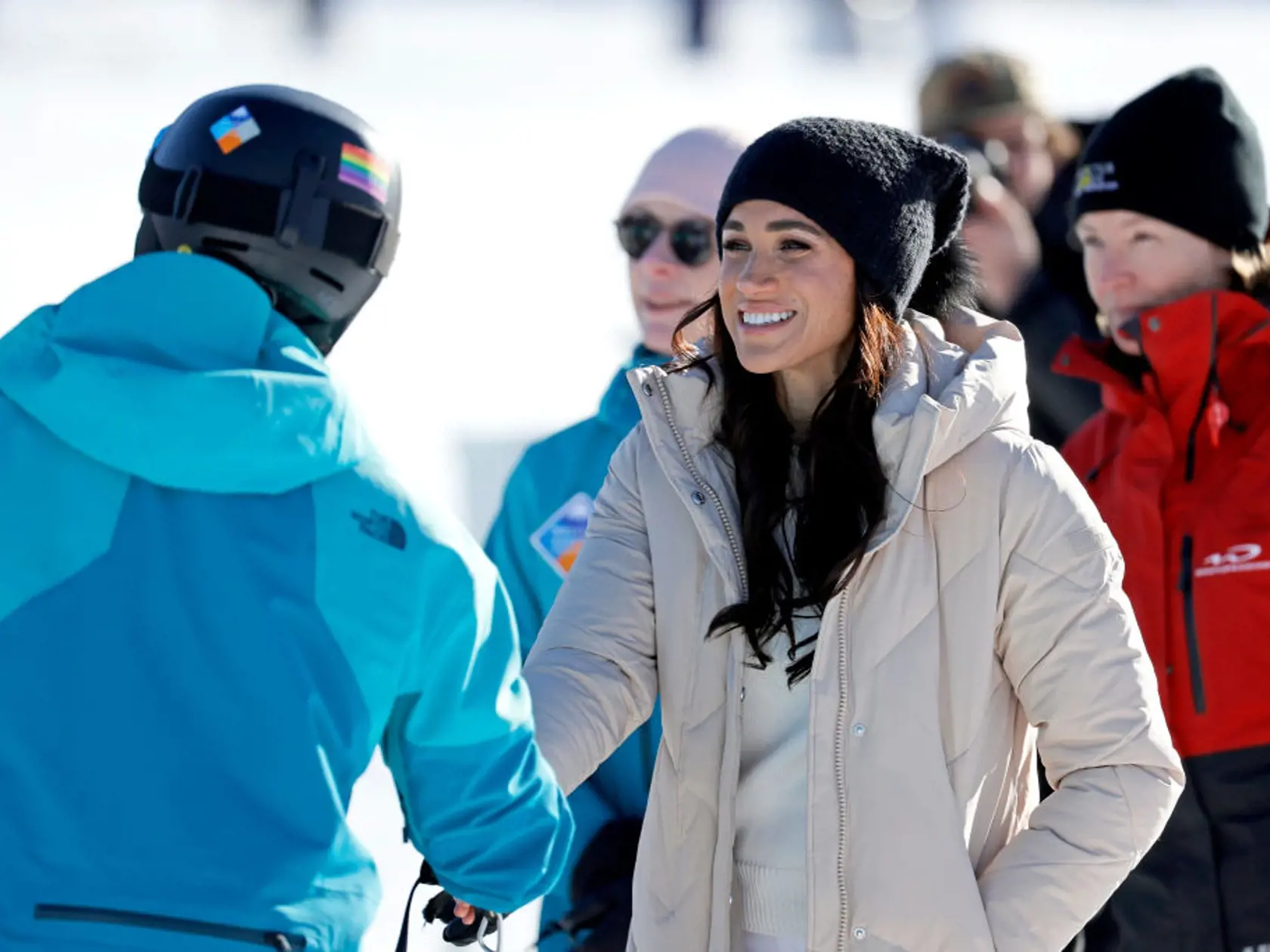 Idylickú reklamu na American Riviera Orchard v nádhernom dome a Meghan v kuchyni variacu dobroty čoskoro vystriedala poriadne ostrá kritika. Verejnosť sa začala obúvať predovšetkým do jej džemov. "Jedinou muchou je Meghanina nová internetová značka American Riviera Orchard. Meghan sa rozplakala, keď bola značka uvedená na trh a jej nový džem bol extrémne vysmiaty za to, že je vraj drahý a nie je ničím výnimočný," prezradil kráľovský expert a autor Tom Quinn.