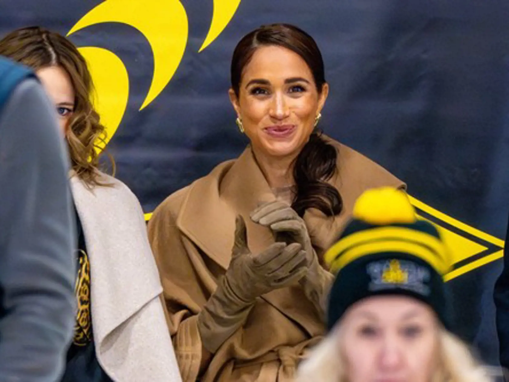 Idylickú reklamu na American Riviera Orchard v nádhernom dome a Meghan v kuchyni variacu dobroty čoskoro vystriedala poriadne ostrá kritika. Verejnosť sa začala obúvať predovšetkým do jej džemov. "Jedinou muchou je Meghanina nová internetová značka American Riviera Orchard. Meghan sa rozplakala, keď bola značka uvedená na trh a jej nový džem bol extrémne vysmiaty za to, že je vraj drahý a nie je ničím výnimočný," prezradil kráľovský expert a autor Tom Quinn.