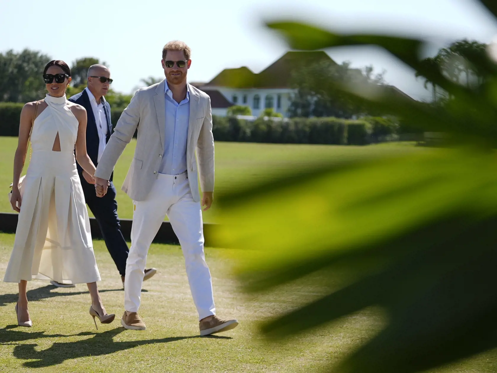 Idylickú reklamu na American Riviera Orchard v nádhernom dome a Meghan v kuchyni variacu dobroty čoskoro vystriedala poriadne ostrá kritika. Verejnosť sa začala obúvať predovšetkým do jej džemov. "Jedinou muchou je Meghanina nová internetová značka American Riviera Orchard. Meghan sa rozplakala, keď bola značka uvedená na trh a jej nový džem bol extrémne vysmiaty za to, že je vraj drahý a nie je ničím výnimočný," prezradil kráľovský expert a autor Tom Quinn.