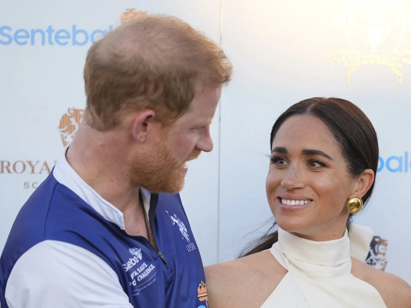Idylickú reklamu na American Riviera Orchard v nádhernom dome a Meghan v kuchyni variacu dobroty čoskoro vystriedala poriadne ostrá kritika. Verejnosť sa začala obúvať predovšetkým do jej džemov. "Jedinou muchou je Meghanina nová internetová značka American Riviera Orchard. Meghan sa rozplakala, keď bola značka uvedená na trh a jej nový džem bol extrémne vysmiaty za to, že je vraj drahý a nie je ničím výnimočný," prezradil kráľovský expert a autor Tom Quinn.