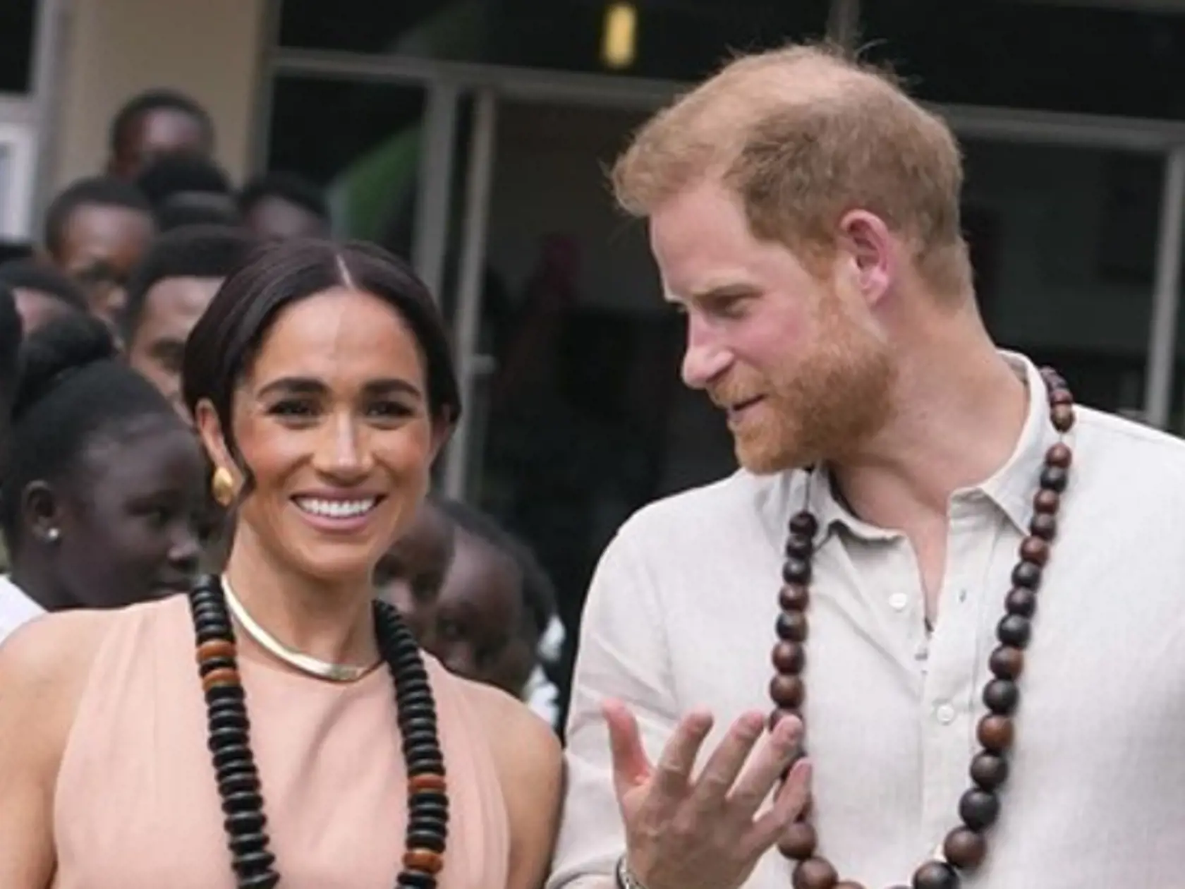 Idylickú reklamu na American Riviera Orchard v nádhernom dome a Meghan v kuchyni variacu dobroty čoskoro vystriedala poriadne ostrá kritika. Verejnosť sa začala obúvať predovšetkým do jej džemov. "Jedinou muchou je Meghanina nová internetová značka American Riviera Orchard. Meghan sa rozplakala, keď bola značka uvedená na trh a jej nový džem bol extrémne vysmiaty za to, že je vraj drahý a nie je ničím výnimočný," prezradil kráľovský expert a autor Tom Quinn.