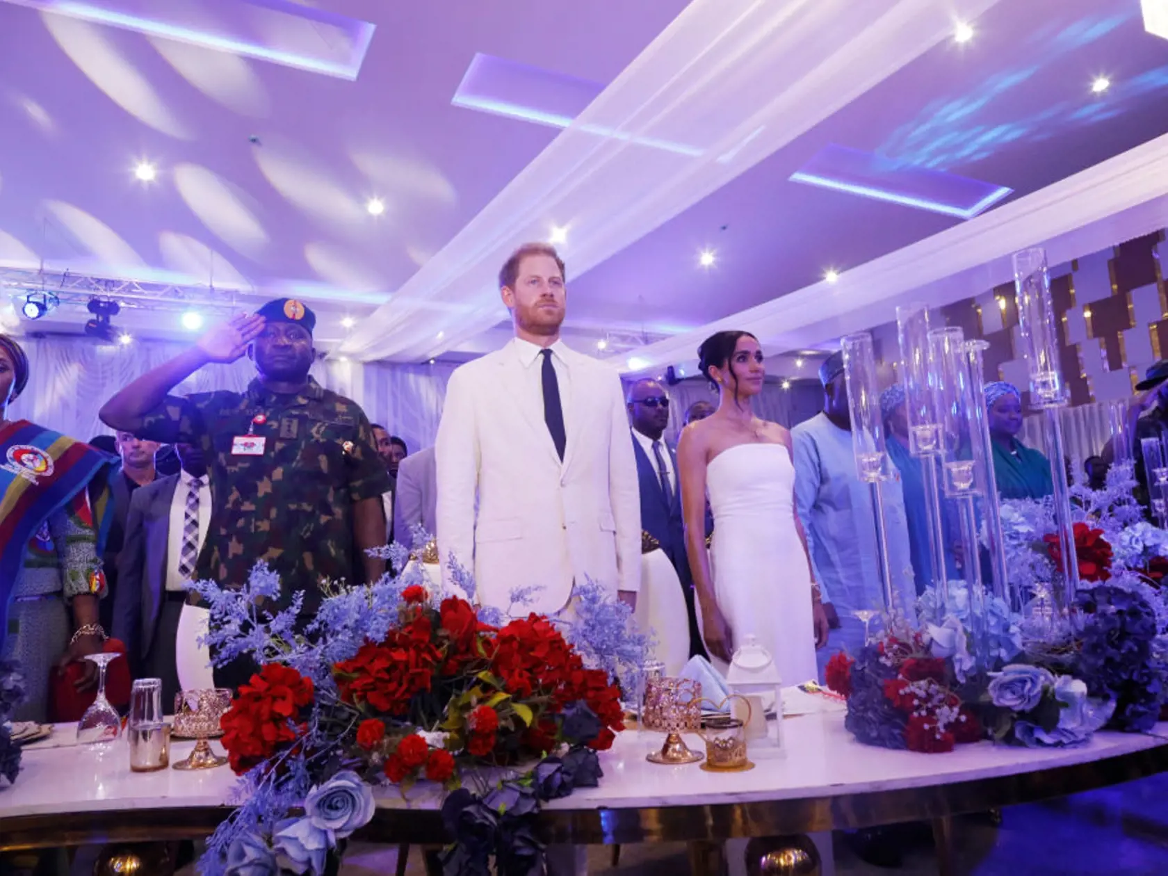 Idylickú reklamu na American Riviera Orchard v nádhernom dome a Meghan v kuchyni variacu dobroty čoskoro vystriedala poriadne ostrá kritika. Verejnosť sa začala obúvať predovšetkým do jej džemov. "Jedinou muchou je Meghanina nová internetová značka American Riviera Orchard. Meghan sa rozplakala, keď bola značka uvedená na trh a jej nový džem bol extrémne vysmiaty za to, že je vraj drahý a nie je ničím výnimočný," prezradil kráľovský expert a autor Tom Quinn.