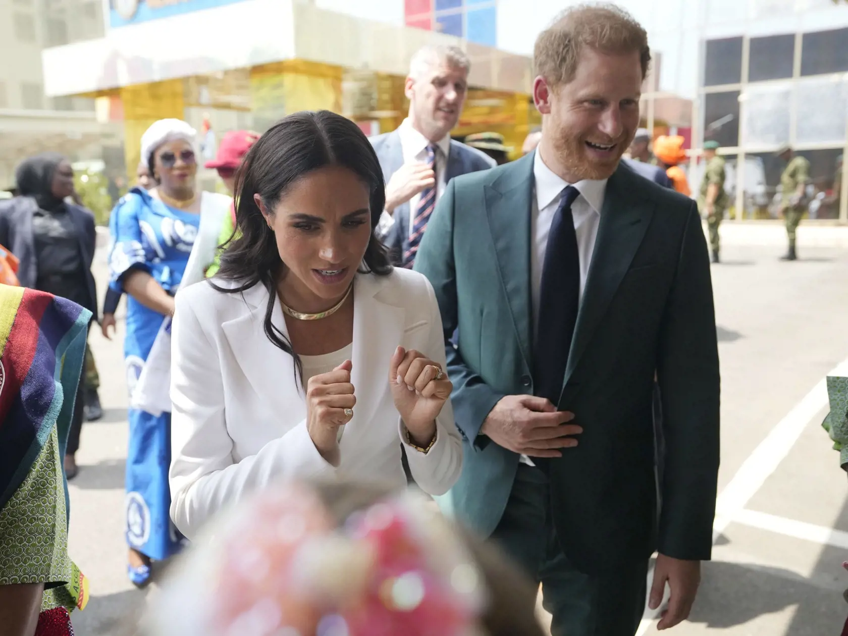 Idylickú reklamu na American Riviera Orchard v nádhernom dome a Meghan v kuchyni variacu dobroty čoskoro vystriedala poriadne ostrá kritika. Verejnosť sa začala obúvať predovšetkým do jej džemov. "Jedinou muchou je Meghanina nová internetová značka American Riviera Orchard. Meghan sa rozplakala, keď bola značka uvedená na trh a jej nový džem bol extrémne vysmiaty za to, že je vraj drahý a nie je ničím výnimočný," prezradil kráľovský expert a autor Tom Quinn.