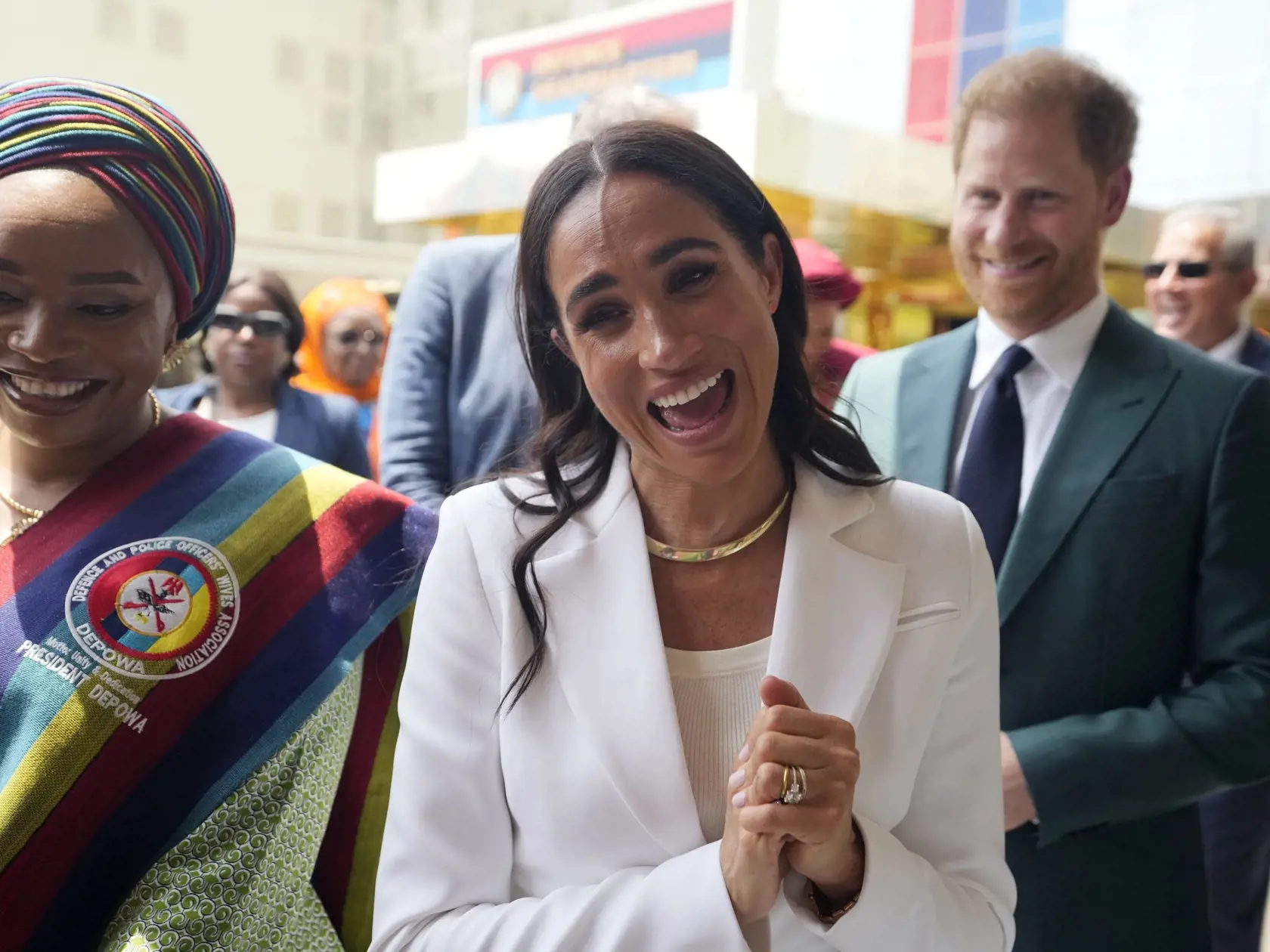 Idylickú reklamu na American Riviera Orchard v nádhernom dome a Meghan v kuchyni variacu dobroty čoskoro vystriedala poriadne ostrá kritika. Verejnosť sa začala obúvať predovšetkým do jej džemov. "Jedinou muchou je Meghanina nová internetová značka American Riviera Orchard. Meghan sa rozplakala, keď bola značka uvedená na trh a jej nový džem bol extrémne vysmiaty za to, že je vraj drahý a nie je ničím výnimočný," prezradil kráľovský expert a autor Tom Quinn.