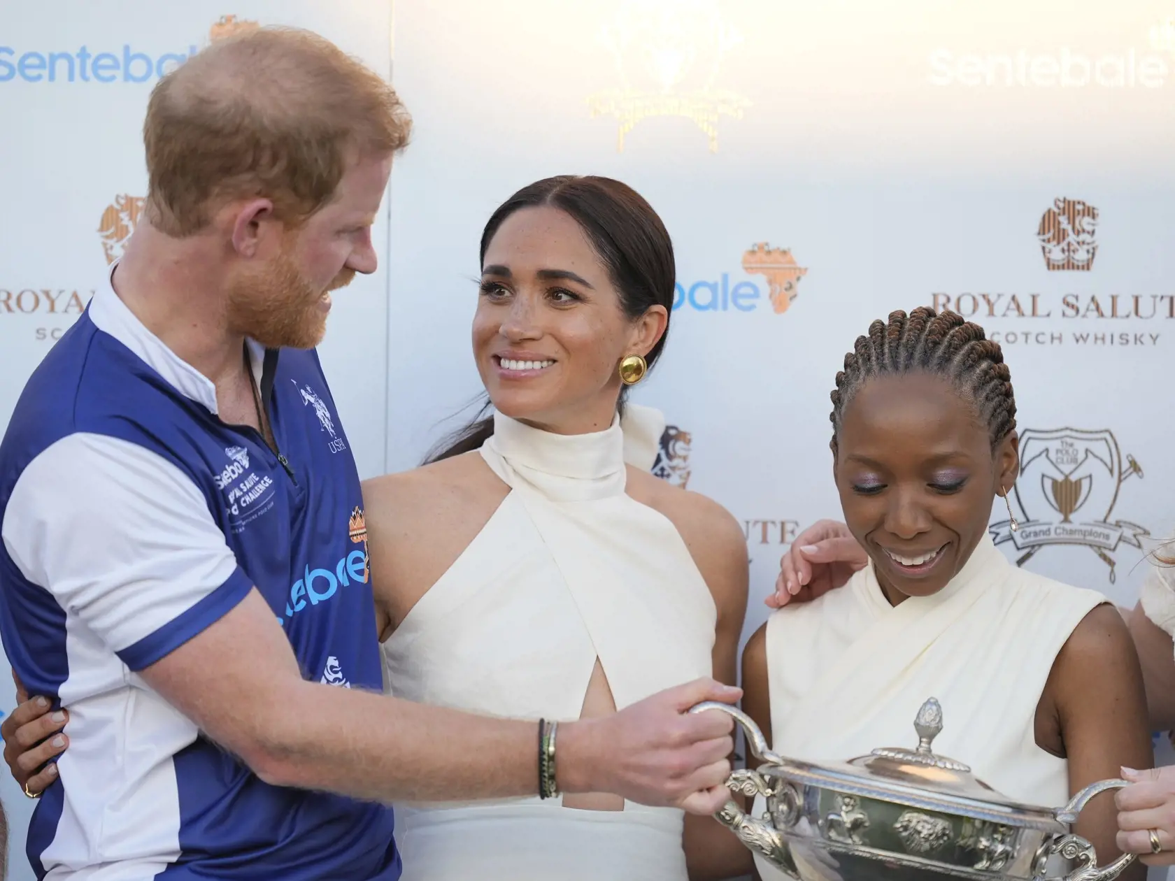 Idylickú reklamu na American Riviera Orchard v nádhernom dome a Meghan v kuchyni variacu dobroty čoskoro vystriedala poriadne ostrá kritika. Verejnosť sa začala obúvať predovšetkým do jej džemov. "Jedinou muchou je Meghanina nová internetová značka American Riviera Orchard. Meghan sa rozplakala, keď bola značka uvedená na trh a jej nový džem bol extrémne vysmiaty za to, že je vraj drahý a nie je ničím výnimočný," prezradil kráľovský expert a autor Tom Quinn.