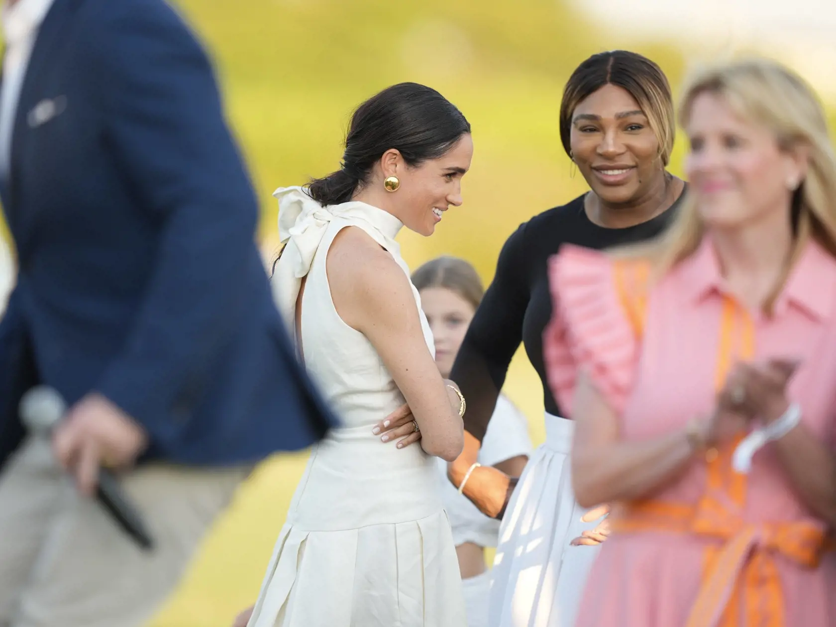 Idylickú reklamu na American Riviera Orchard v nádhernom dome a Meghan v kuchyni variacu dobroty čoskoro vystriedala poriadne ostrá kritika. Verejnosť sa začala obúvať predovšetkým do jej džemov. "Jedinou muchou je Meghanina nová internetová značka American Riviera Orchard. Meghan sa rozplakala, keď bola značka uvedená na trh a jej nový džem bol extrémne vysmiaty za to, že je vraj drahý a nie je ničím výnimočný," prezradil kráľovský expert a autor Tom Quinn.