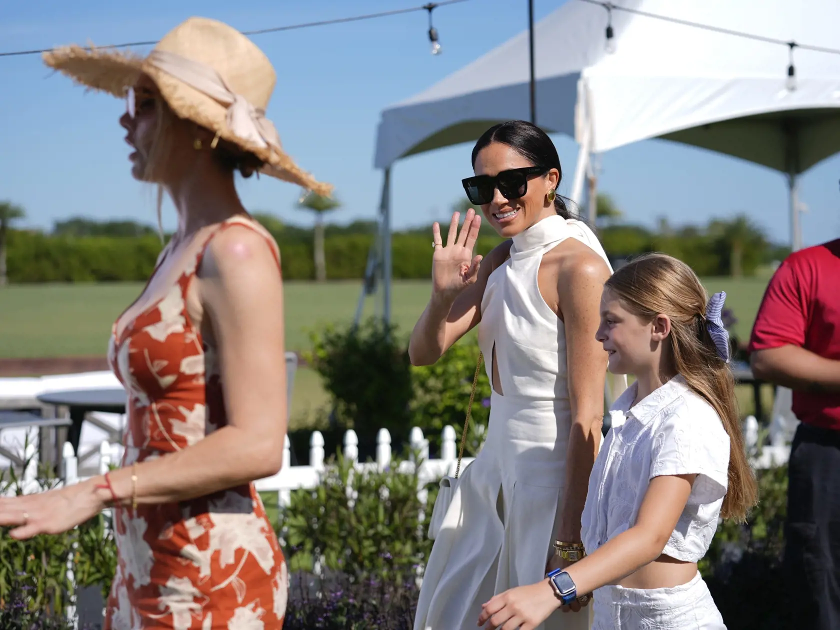 Idylickú reklamu na American Riviera Orchard v nádhernom dome a Meghan v kuchyni variacu dobroty čoskoro vystriedala poriadne ostrá kritika. Verejnosť sa začala obúvať predovšetkým do jej džemov. "Jedinou muchou je Meghanina nová internetová značka American Riviera Orchard. Meghan sa rozplakala, keď bola značka uvedená na trh a jej nový džem bol extrémne vysmiaty za to, že je vraj drahý a nie je ničím výnimočný," prezradil kráľovský expert a autor Tom Quinn.