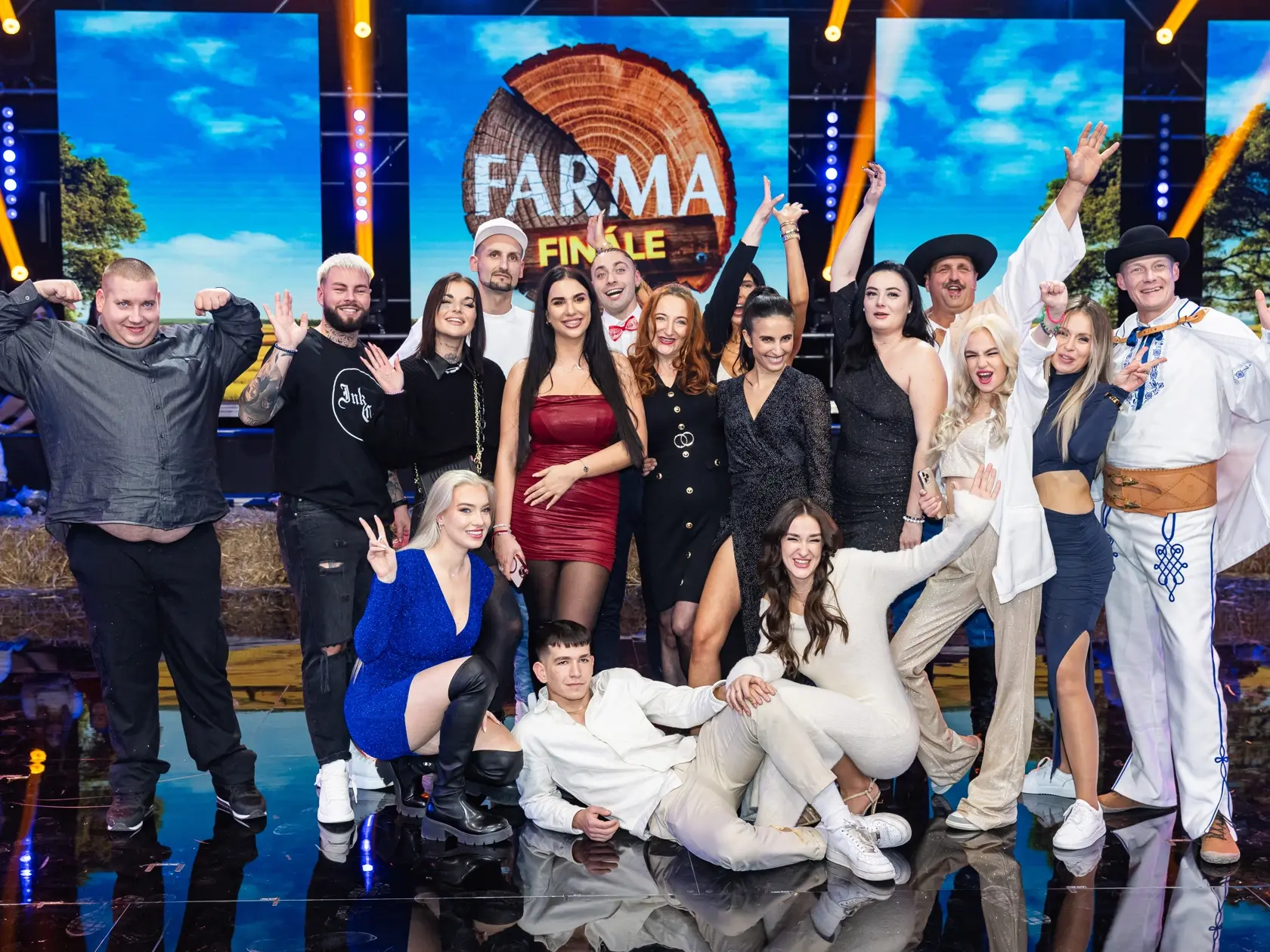 Finále reality show “FARMA 16” v Bratislave. Na snímke Matej Hrušovský, Adam Rohárik, Karin Hegedüs Dvořáková, Lenka Tejbusová, Klára Belošicová, Veronika Tomanová, Ján Stauder, Sandra Benková, Andrej Brzáč, Ella Kruželáková, Ivana Koháková, Karolína Jarabeková, Michaela Budayová, Martin Bagar, Lucy Michalička a Norbert Waldhauser.
