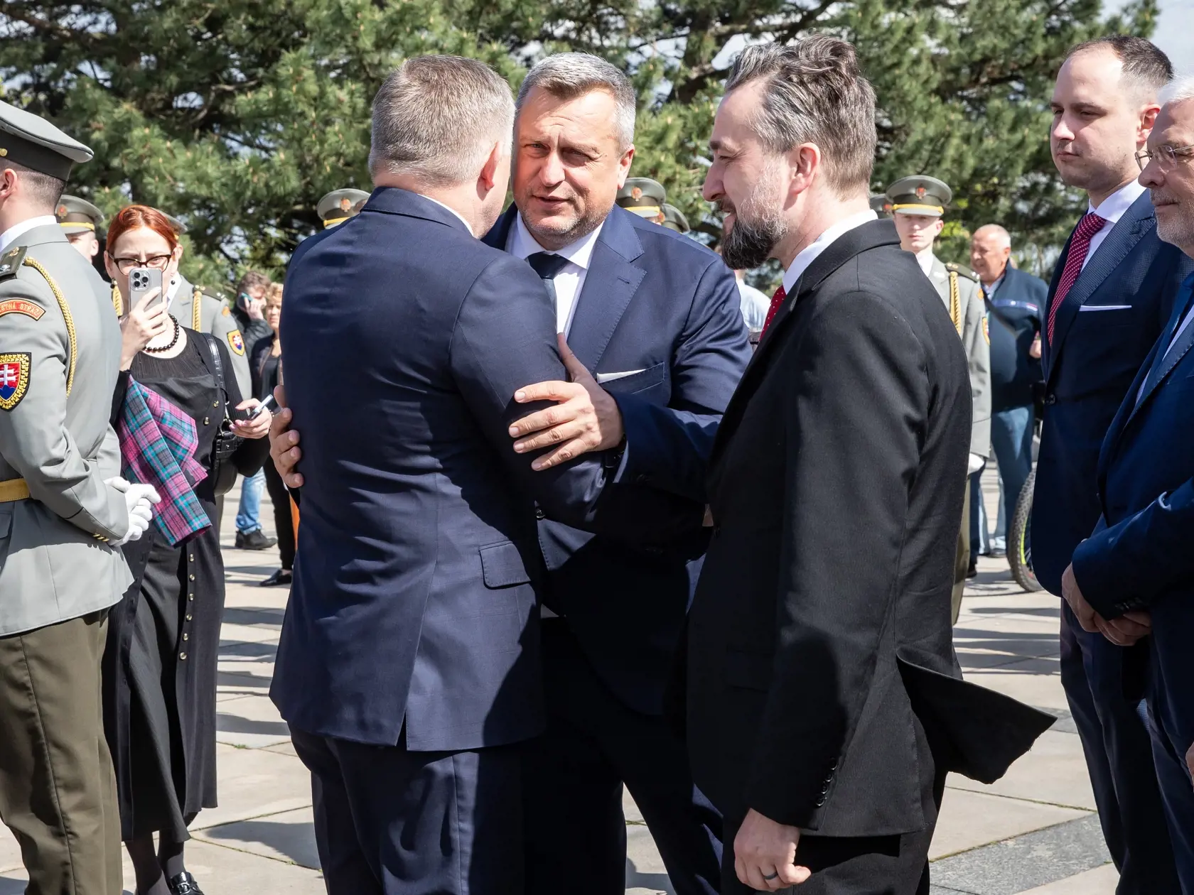 Kladenie vencov na bratislavskom Slavíne pri príležitosti 79. výročia oslobodenia Bratislavy. Na snímke je Andrej Danko, Robert Fico.