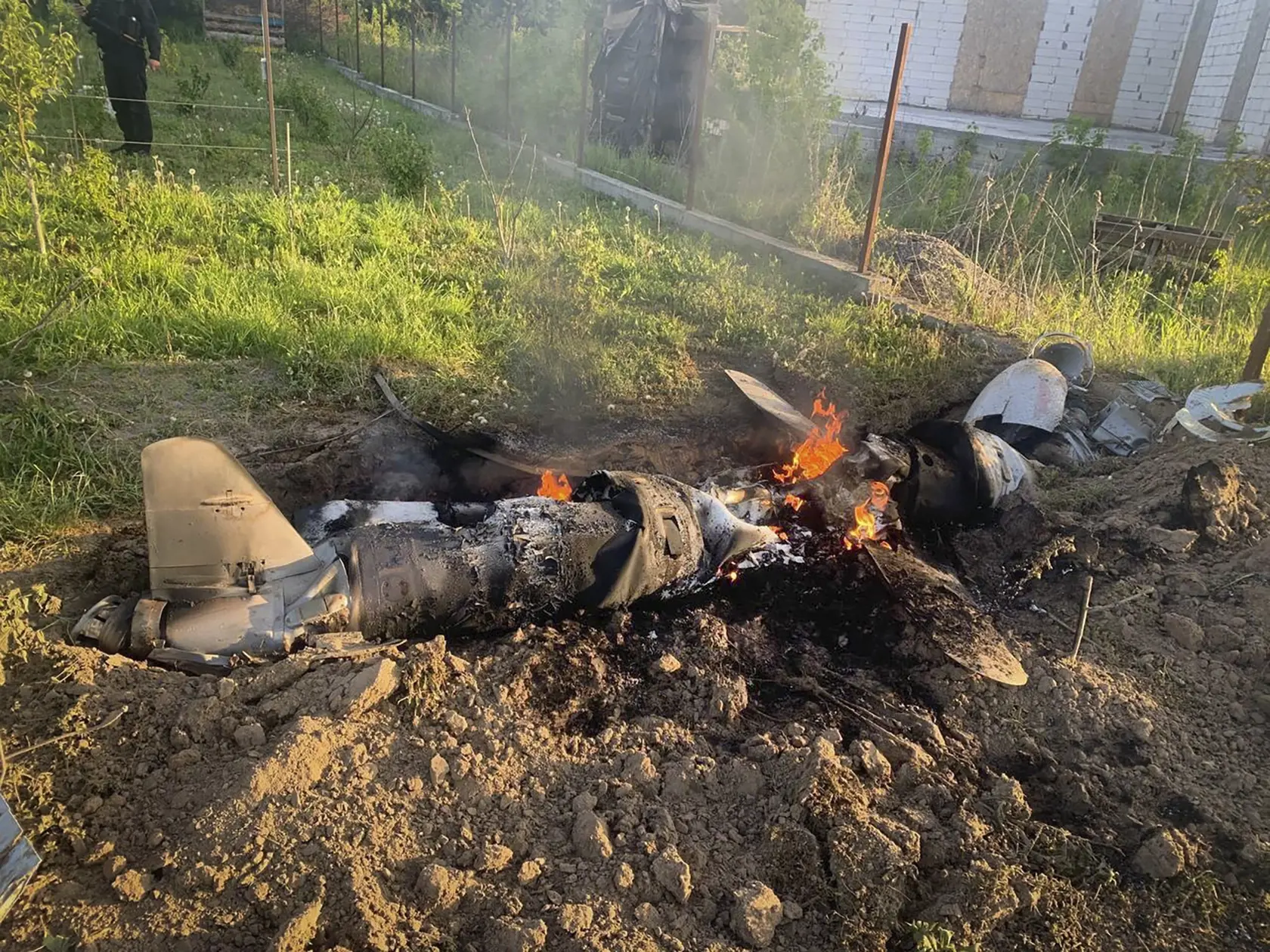 Na snímke ukrajinskej polície sú úlomky ruskej rakety, ktorú zostrelil ukrajinský systém protivzdušnej obrany počas nočného raketového útoku v Kyjevskej oblasti na Ukrajine vo štvrtok 18. mája 2023.
