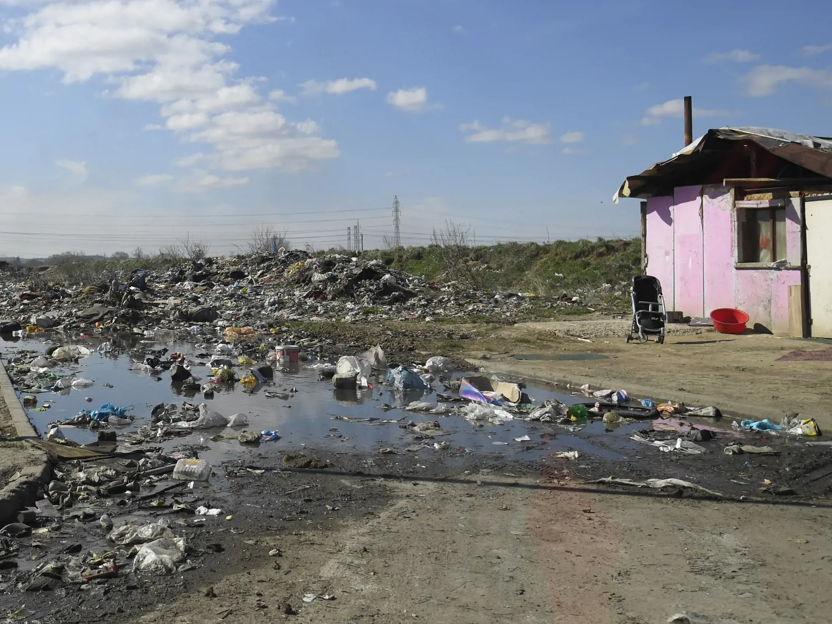 Na snímke rómska osada v Moldave nad Bodvou, z ktorej začali očkovanie rómskych detí proti žltačke typu A na poliklinike v Moldave nad Bodvou v okrese Košice okolie, aby sa zabránilo nekontrolovateľnému rozširovaniu infekčnej nákazy v stredu 5. apríla 2023.