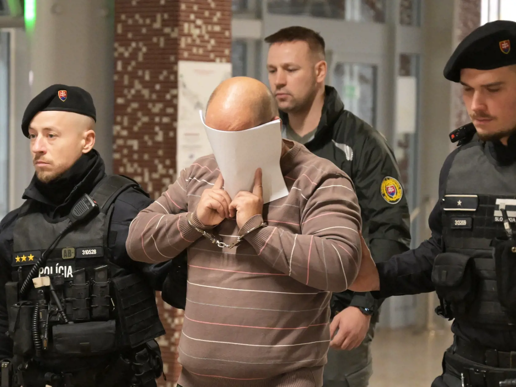 Úradu inšpekčnej služby (ÚIS) obvinil košického policajta z obzvlášť závažného zločinu zabitia. Podľa informácií vyšetrovateľa ÚIS mal policajt počas služby 5. novembra spôsobiť osobe zaistenej pri trestnom čine viacpočetné zranenia, ktorým v nemocnici na druhý deň podľahla.