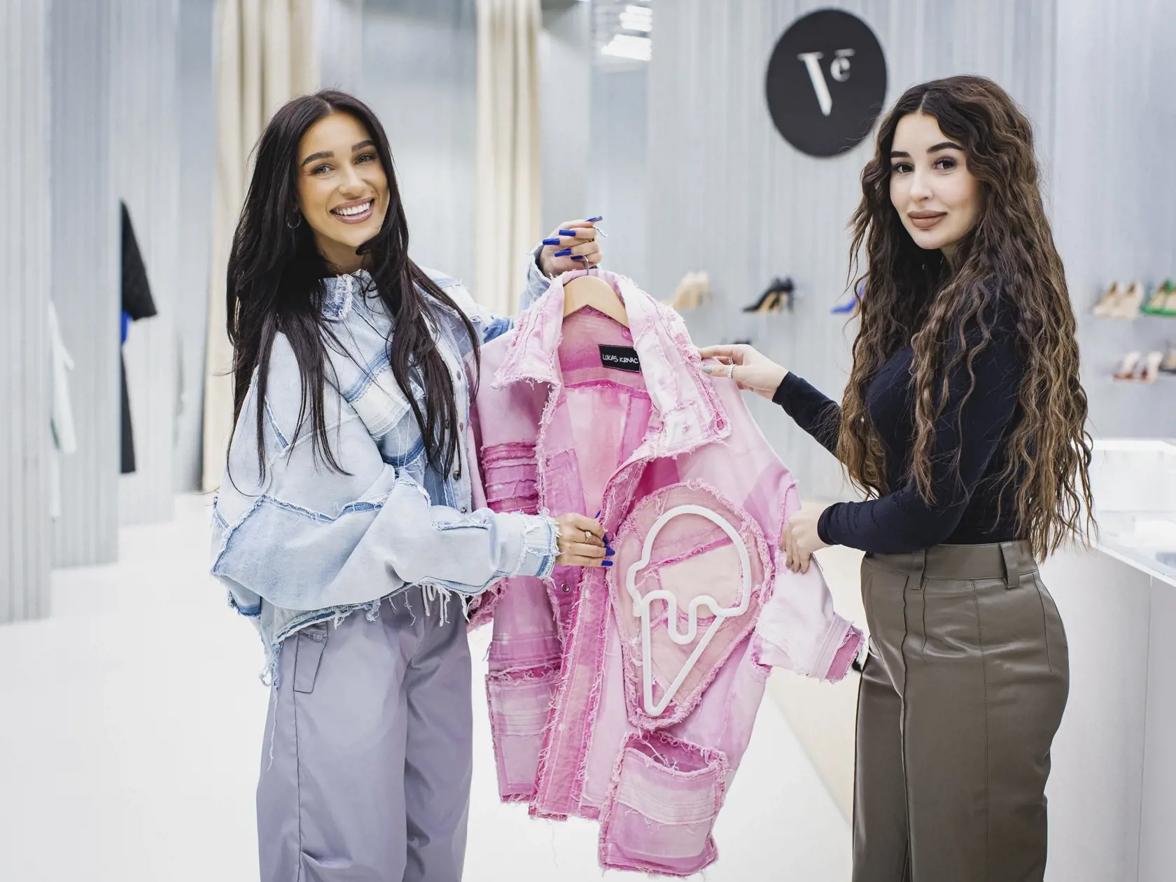 Slovenská influencerka a podnikateľka Bianka Rumanová si v multibrandovom fashion store so slovenskými a českými dizajnérmi & značkami SOM. STORE vyskúšala prácu asistentky predaja.
