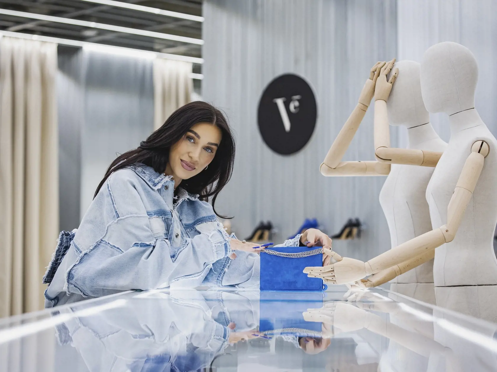 Slovenská influencerka a podnikateľka Bianka Rumanová si v multibrandovom fashion store so slovenskými a českými dizajnérmi & značkami SOM. STORE vyskúšala prácu asistentky predaja.