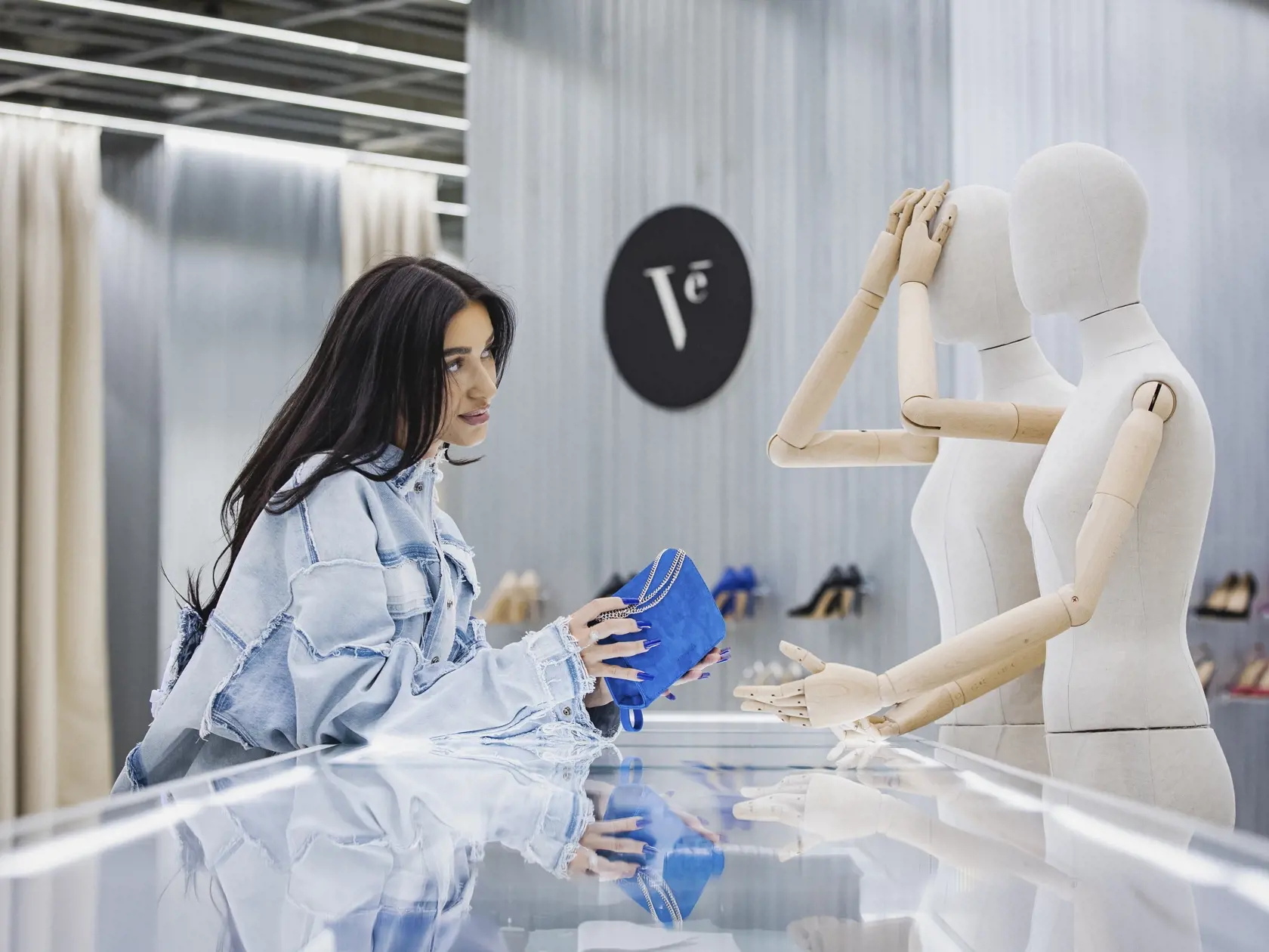 Slovenská influencerka a podnikateľka Bianka Rumanová si v multibrandovom fashion store so slovenskými a českými dizajnérmi & značkami SOM. STORE vyskúšala prácu asistentky predaja.