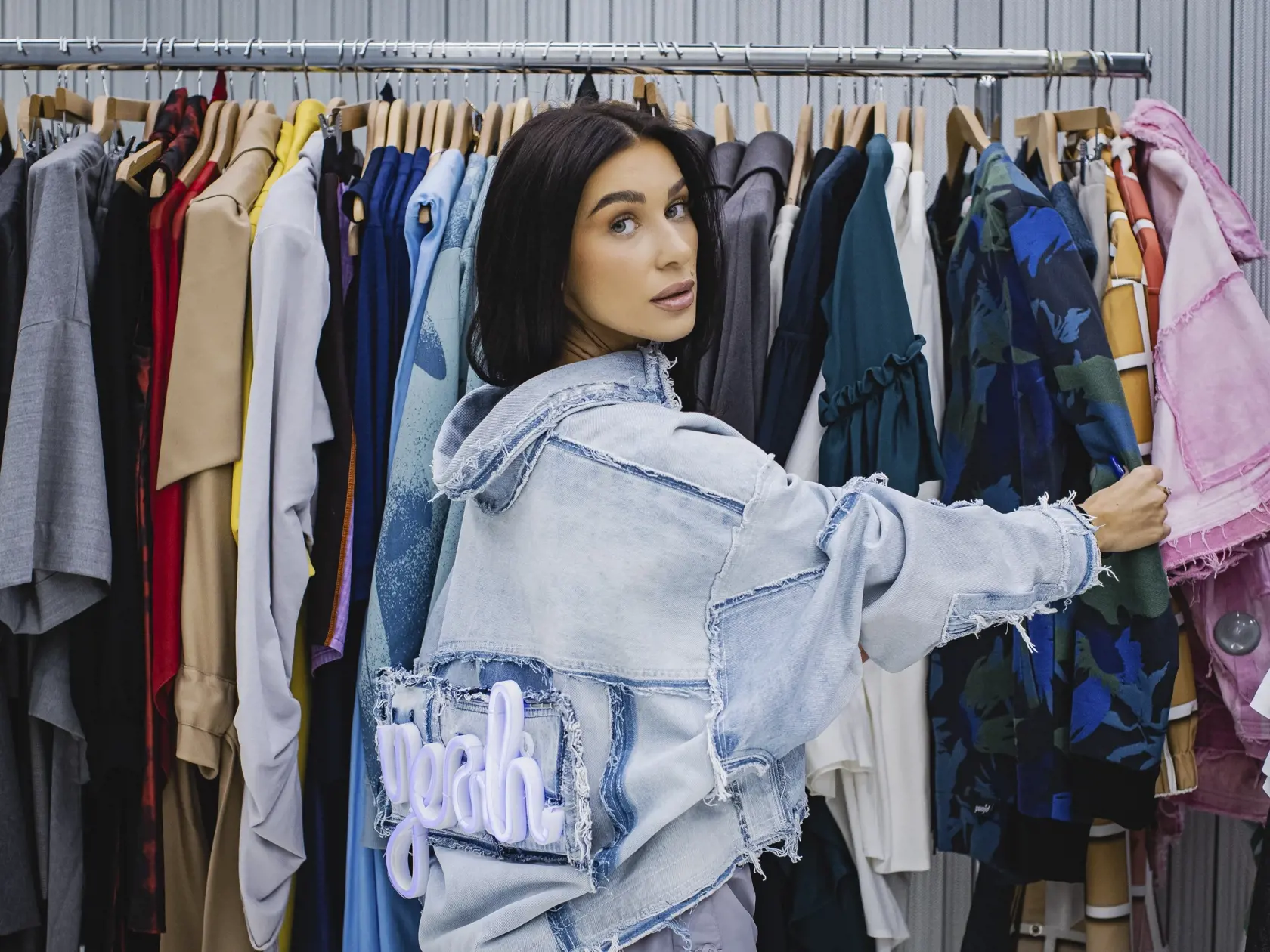 Slovenská influencerka a podnikateľka Bianka Rumanová si v multibrandovom fashion store so slovenskými a českými dizajnérmi & značkami SOM. STORE vyskúšala prácu asistentky predaja.