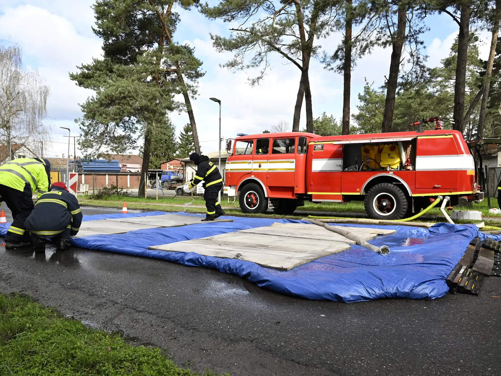 Na snímke hasiči pripravujú dezinfekčný brod pre vozidlá pred vstupom do obce Plavecký Štvrtok v okrese Malacky 31. marca 2025. Výskyt slintačky a krívačky medzi dobytkom na farme v Plaveckom Štvrtku potvrdili v nedeľu (30. 3.) Tamojšia farma sa stala piatym chovom, kde sa na Slovensku nákaza vyskytla. FOTO TASR - Pavel Neubauer
