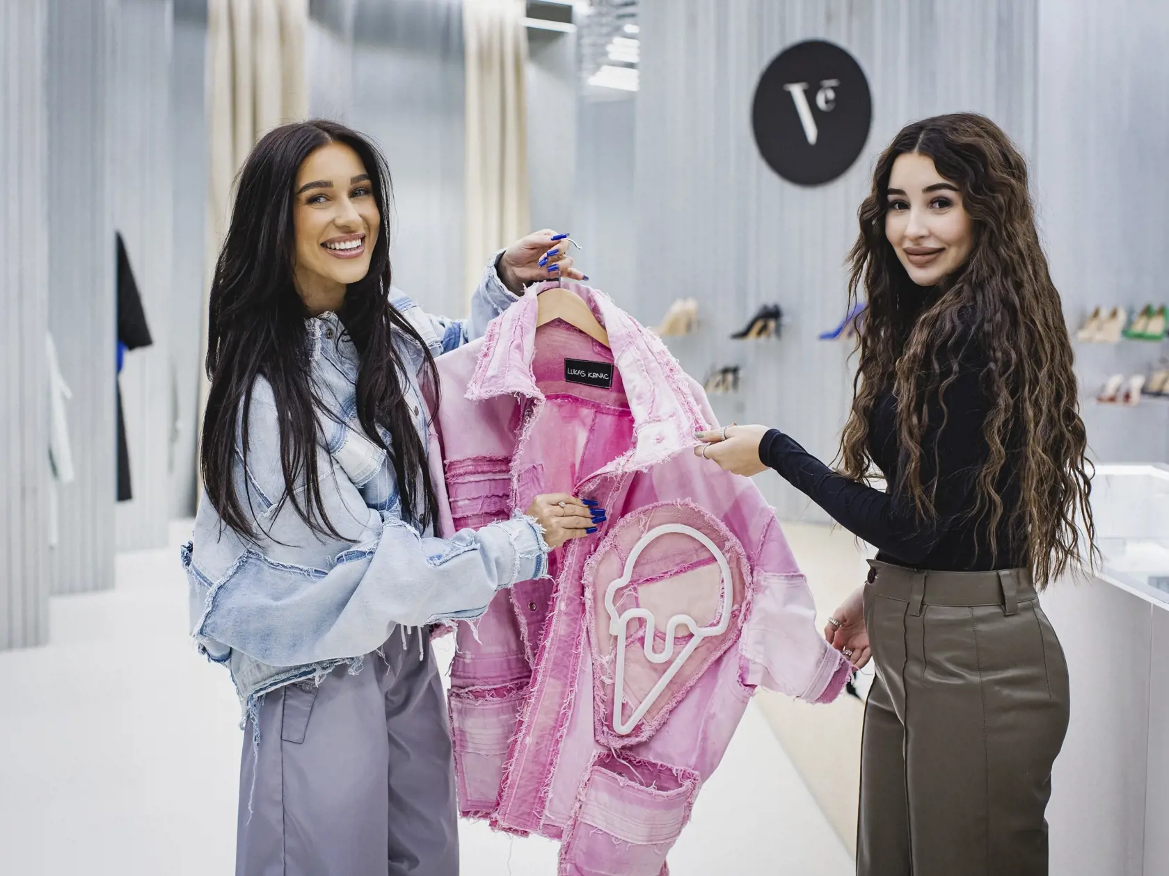 Slovenská influencerka a podnikateľka Bianka Rumanová si v multibrandovom fashion store so slovenskými a českými dizajnérmi & značkami SOM. STORE vyskúšala prácu asistentky predaja.