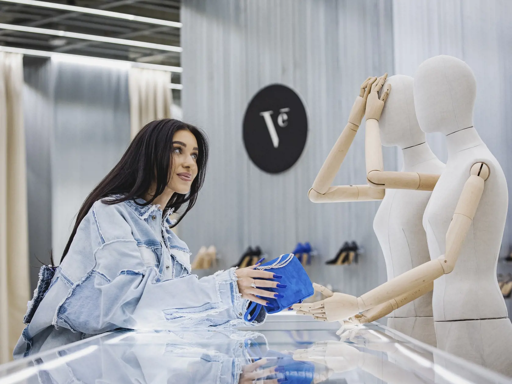 Slovenská influencerka a podnikateľka Bianka Rumanová si v multibrandovom fashion store so slovenskými a českými dizajnérmi & značkami SOM. STORE vyskúšala prácu asistentky predaja.