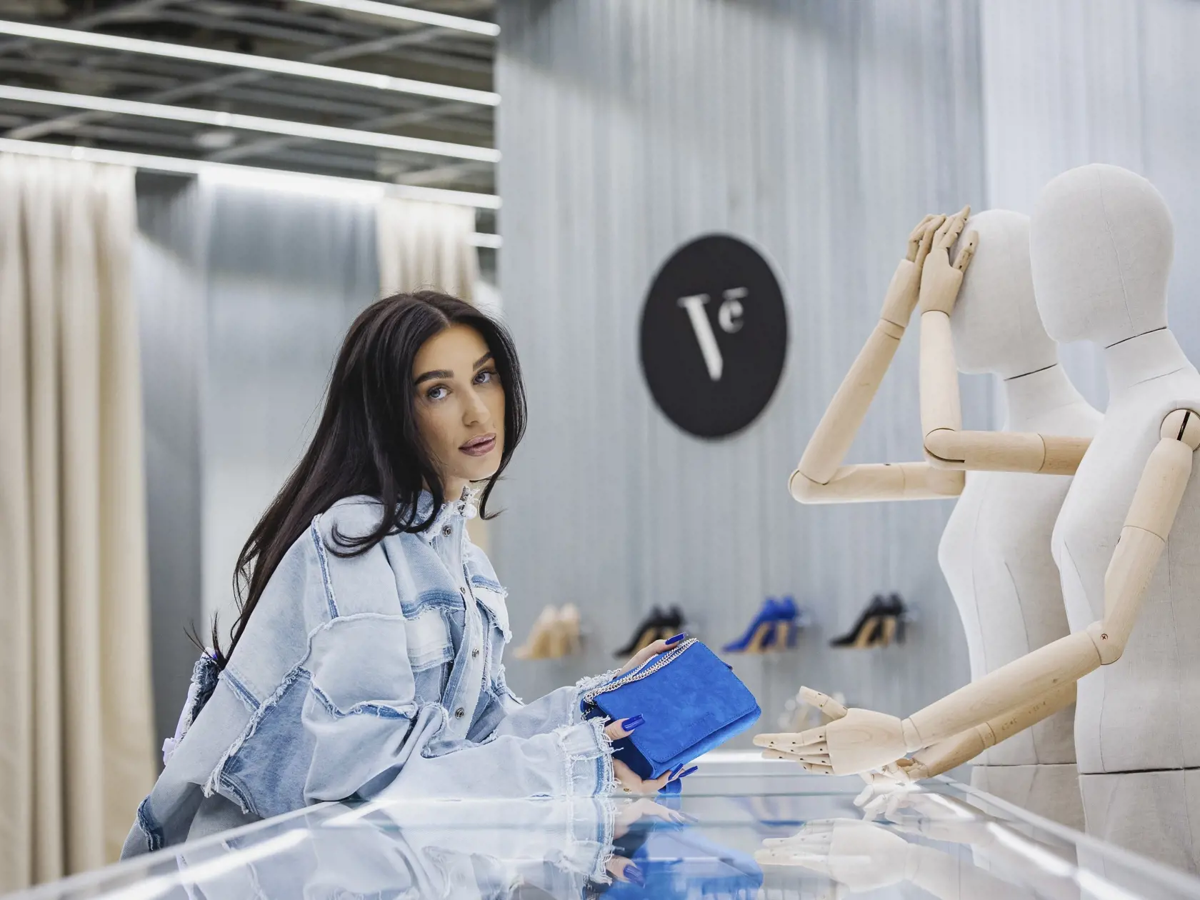Slovenská influencerka a podnikateľka Bianka Rumanová si v multibrandovom fashion store so slovenskými a českými dizajnérmi & značkami SOM. STORE vyskúšala prácu asistentky predaja.